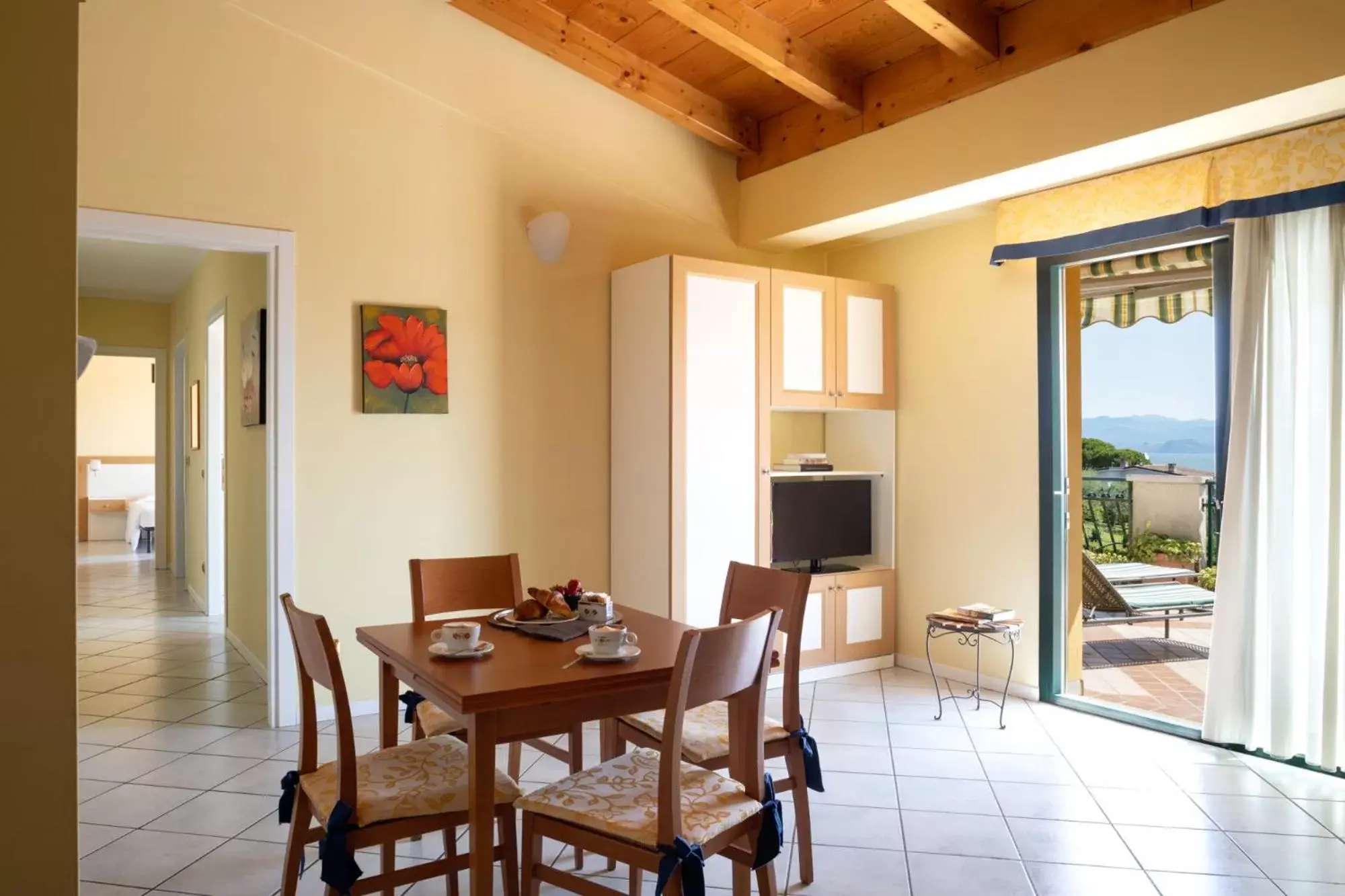 Living room, Dining Area in Le Terrazze sul Lago Hotel & Residence