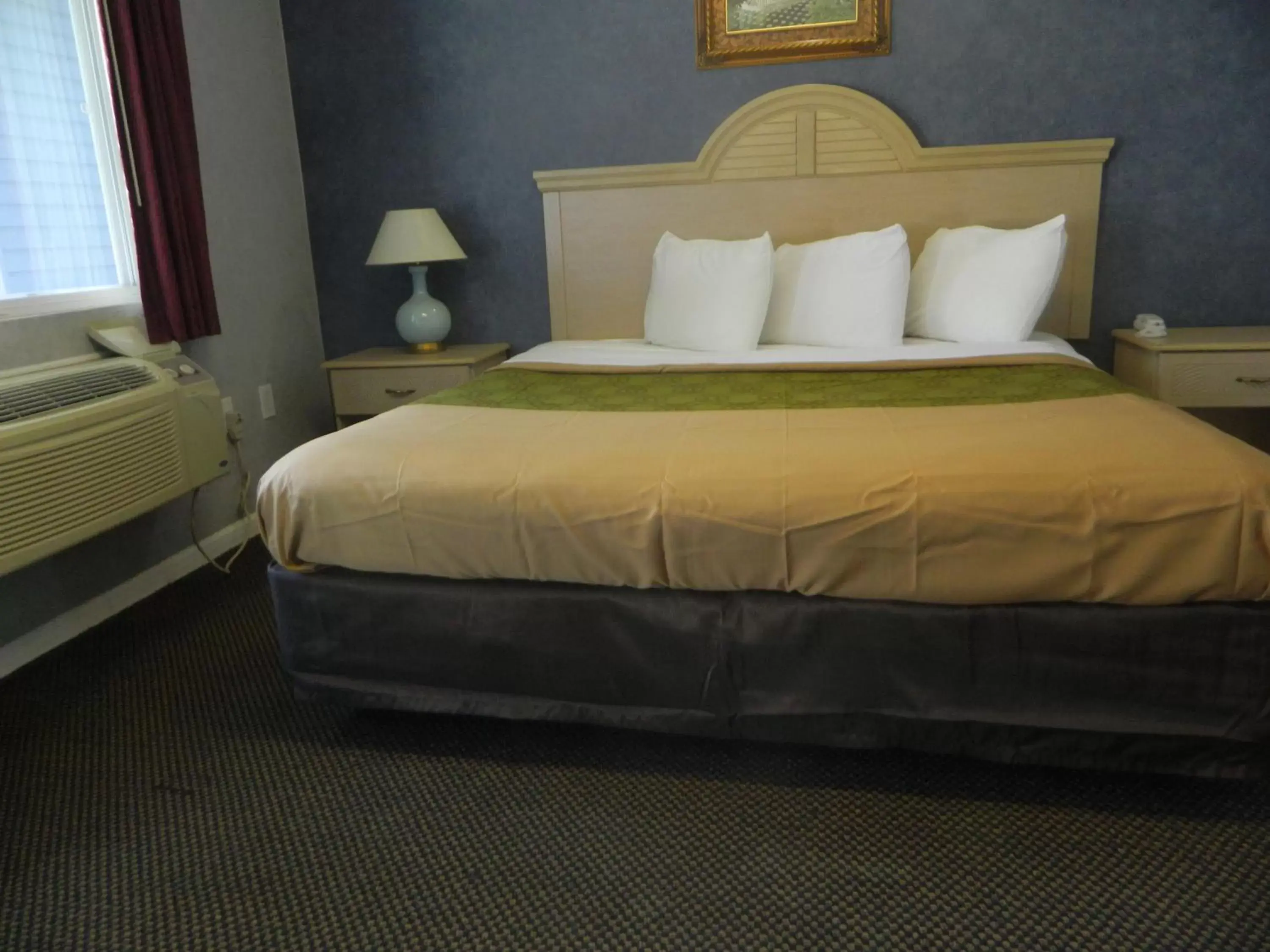 Bed in Village Inn & Suites - Smithville