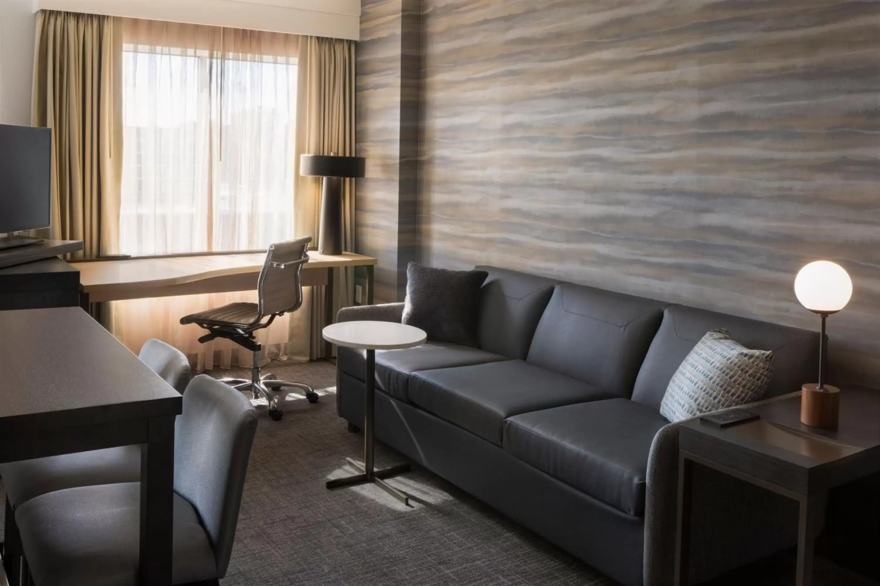 Living room, Seating Area in Residence Inn by Marriott Sacramento Downtown at Capitol Park