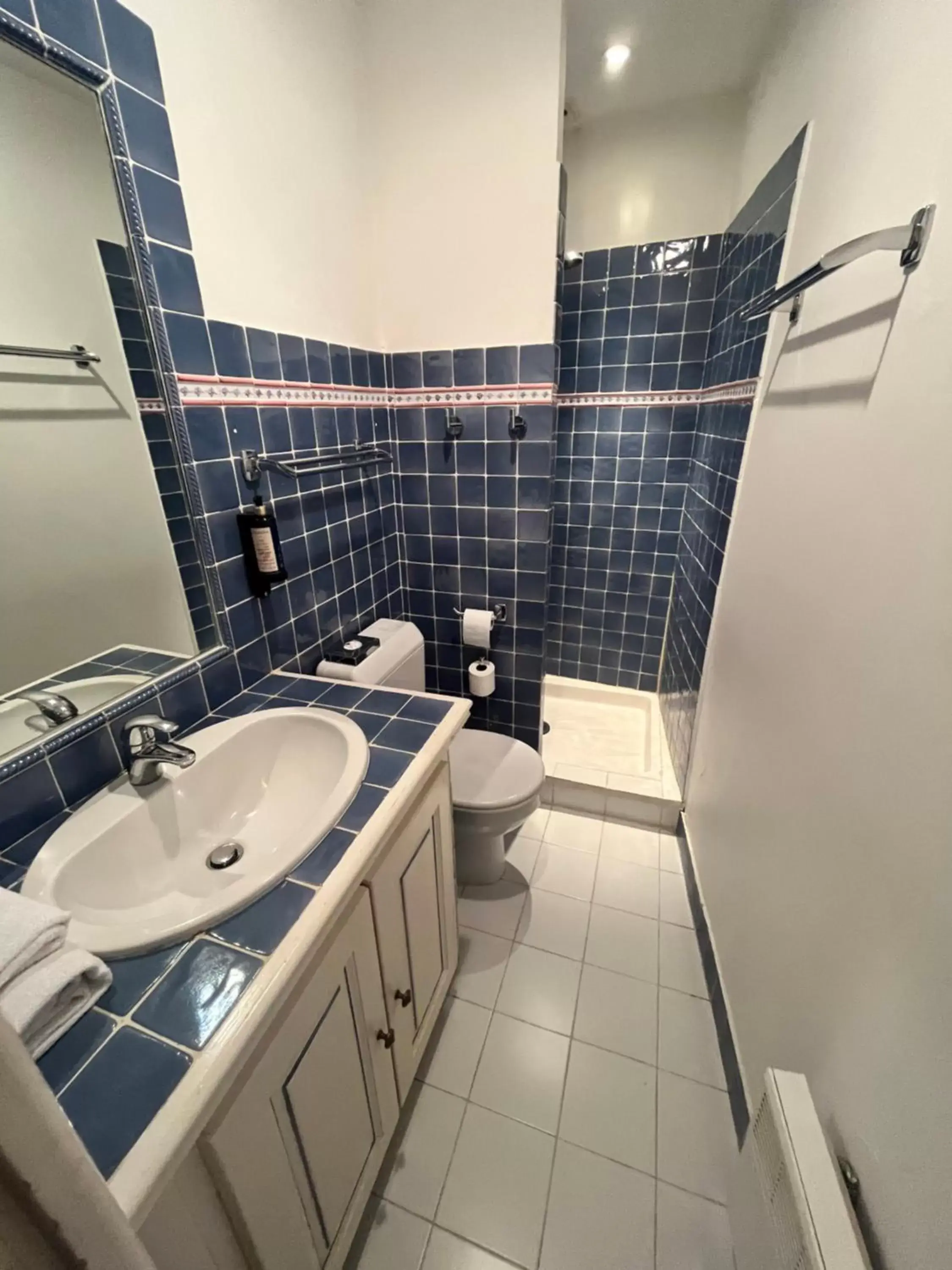 Bathroom in Hôtel l'Arena