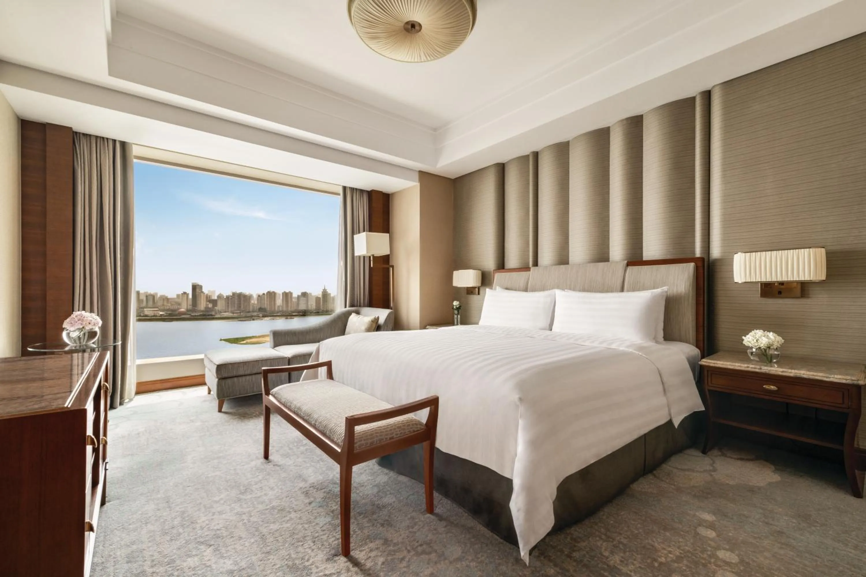 Photo of the whole room, Bed in Shangri-La Nanchang丨All room offer river views Just one stop from the Pavilion of Prince Teng