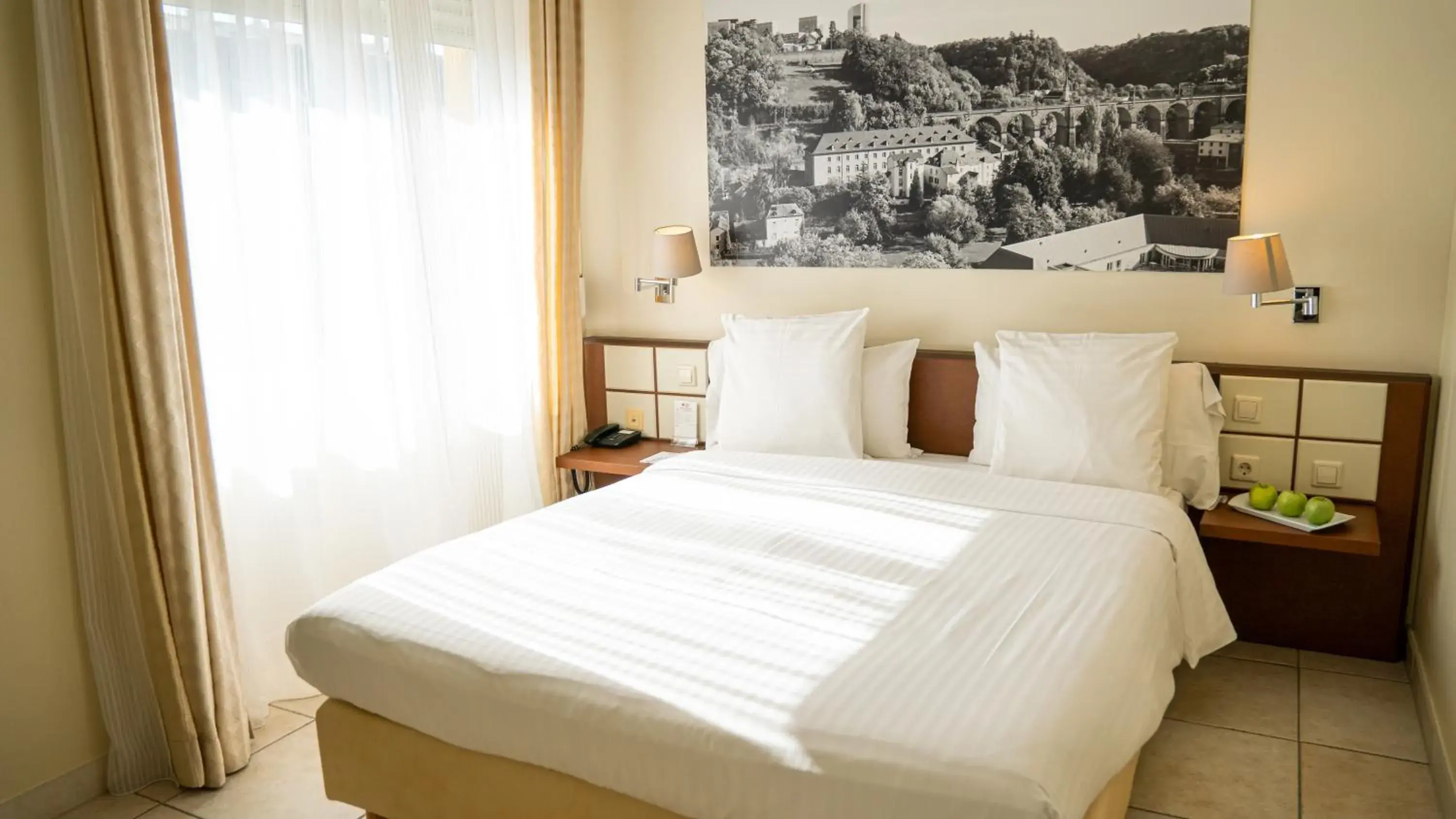 Property building, Bed in Best Western Plus Grand Hotel Victor Hugo