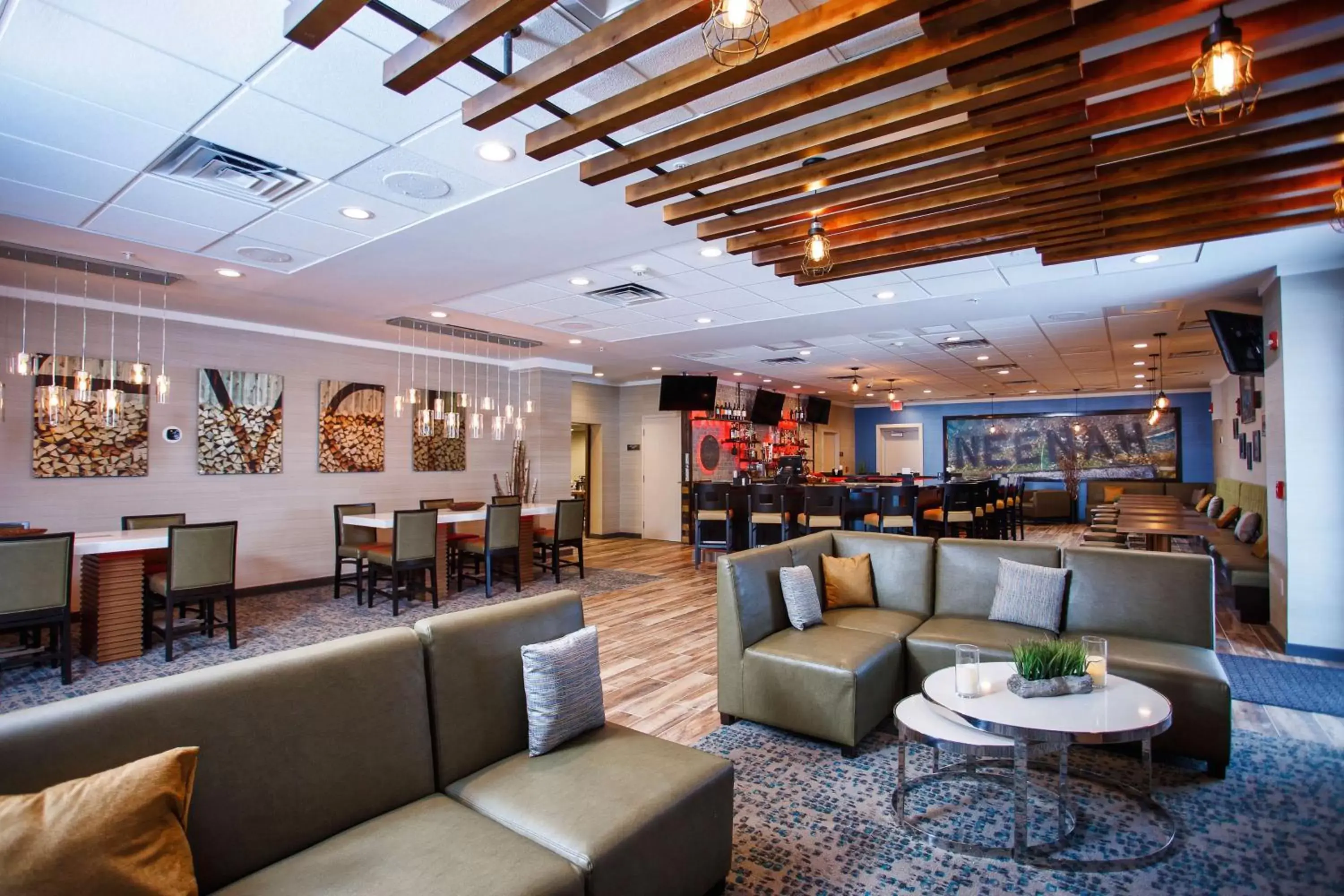 Lobby or reception, Lounge/Bar in DoubleTree by Hilton Neenah