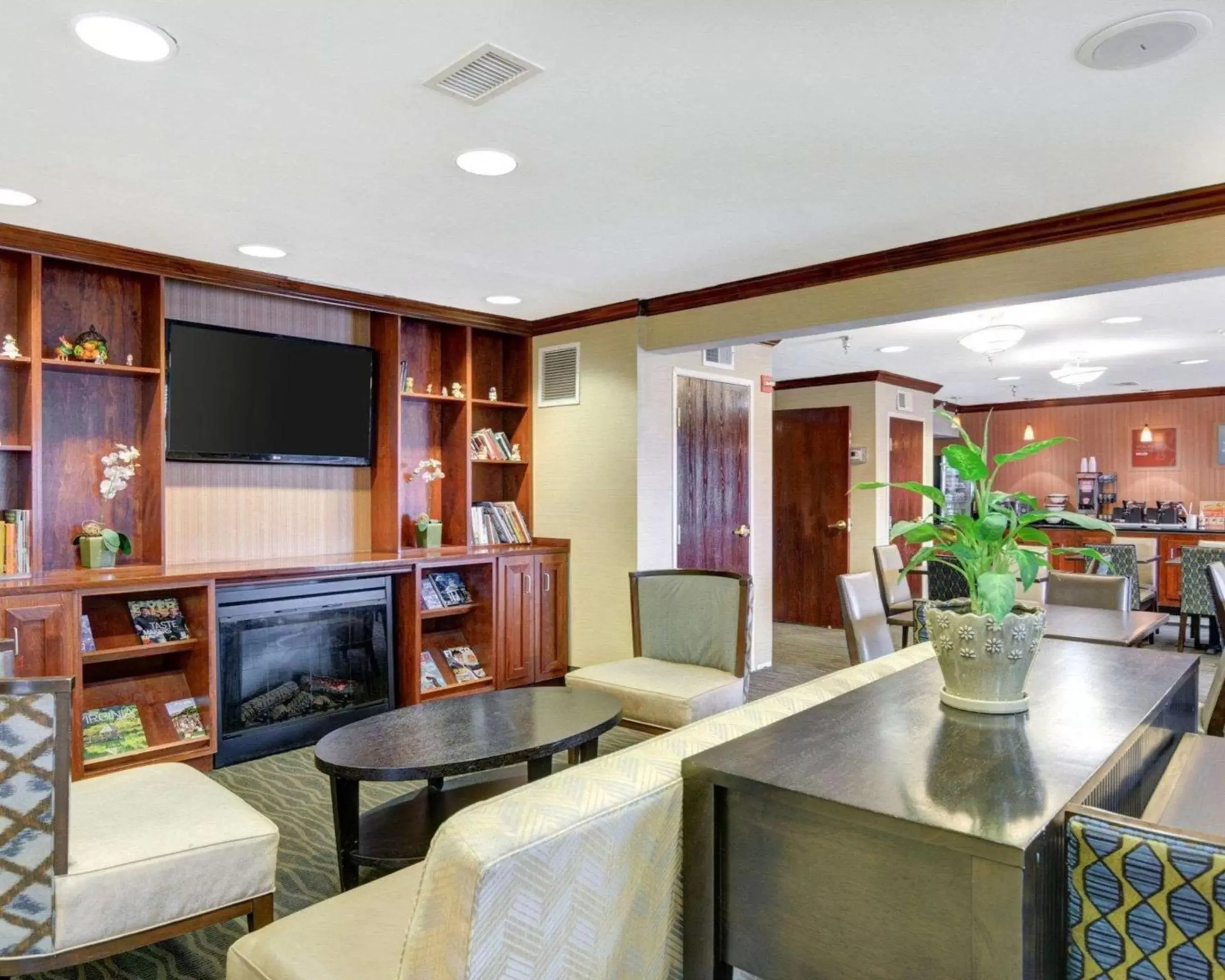 Lobby or reception, Lounge/Bar in Comfort Inn & Suites Airport Dulles-Gateway