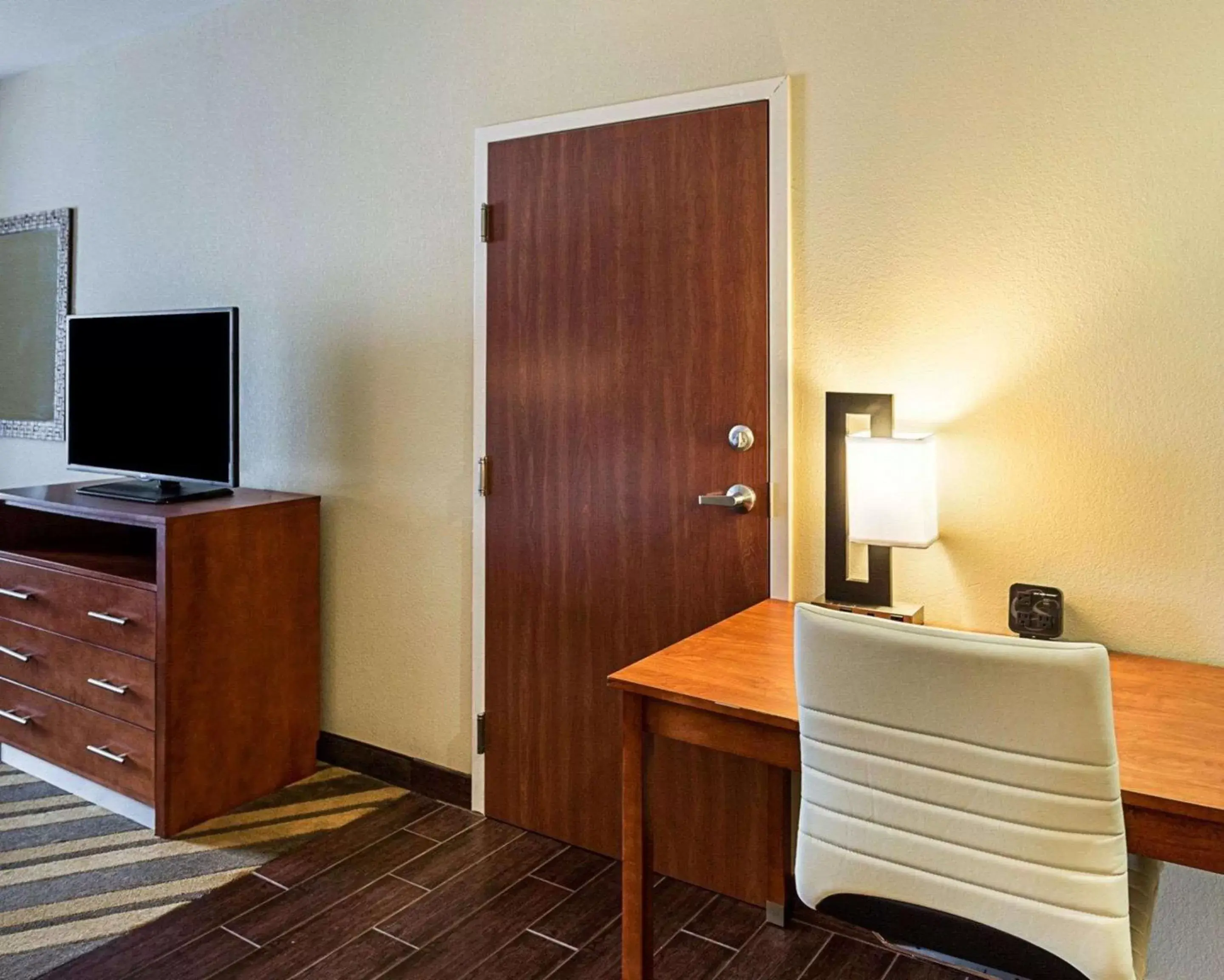 Bedroom, TV/Entertainment Center in Comfort Suites near Tanger Outlet Mall