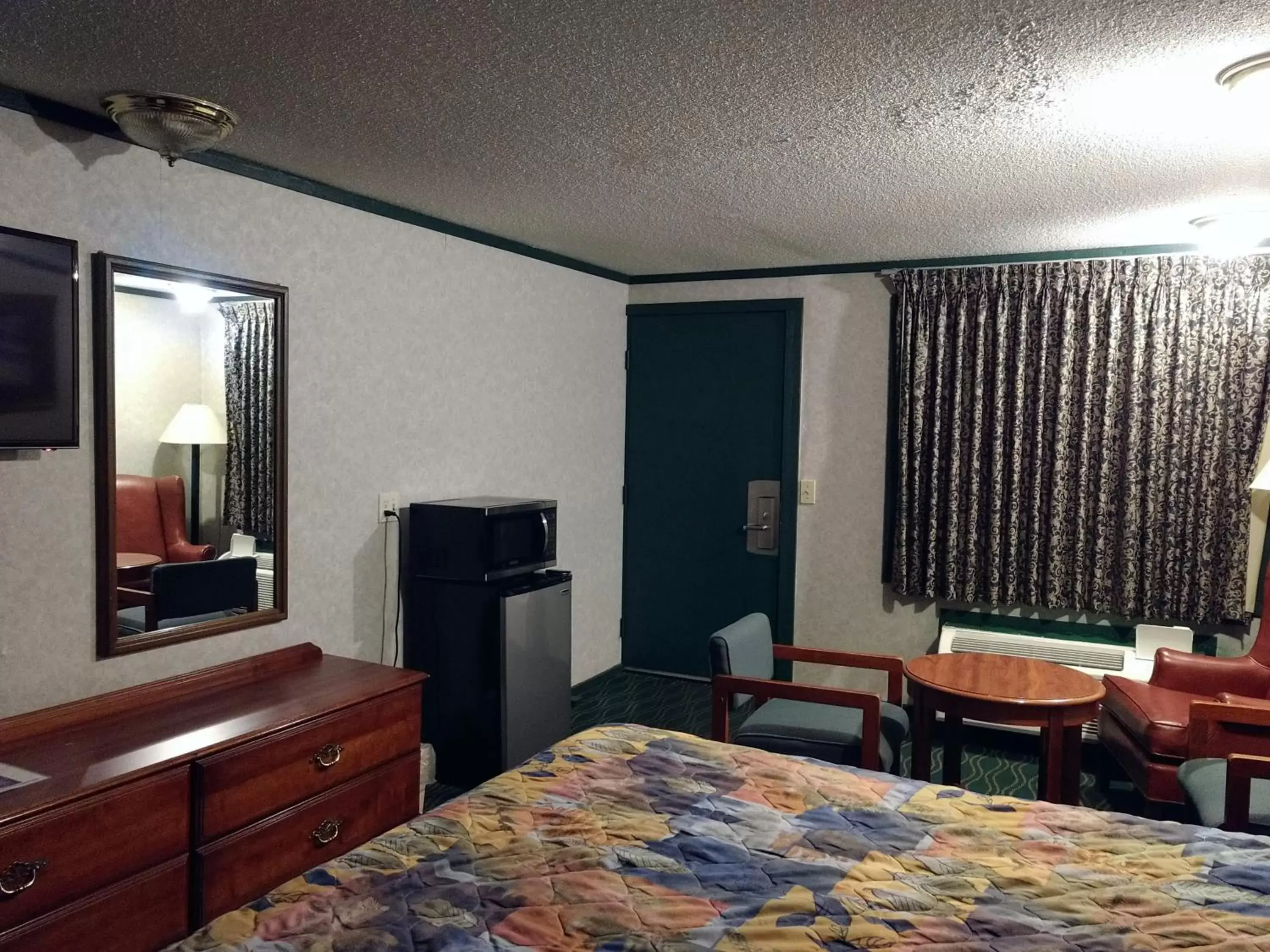 Photo of the whole room, Bed in Kensington Inn - Howell