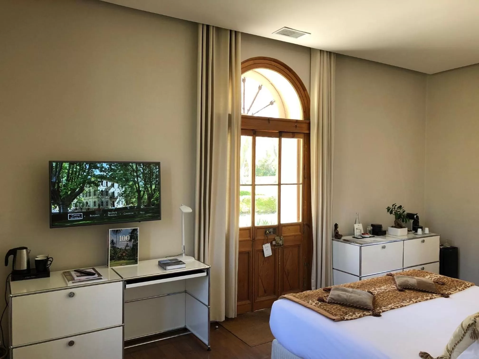 Bed in Hotel Château Des Alpilles