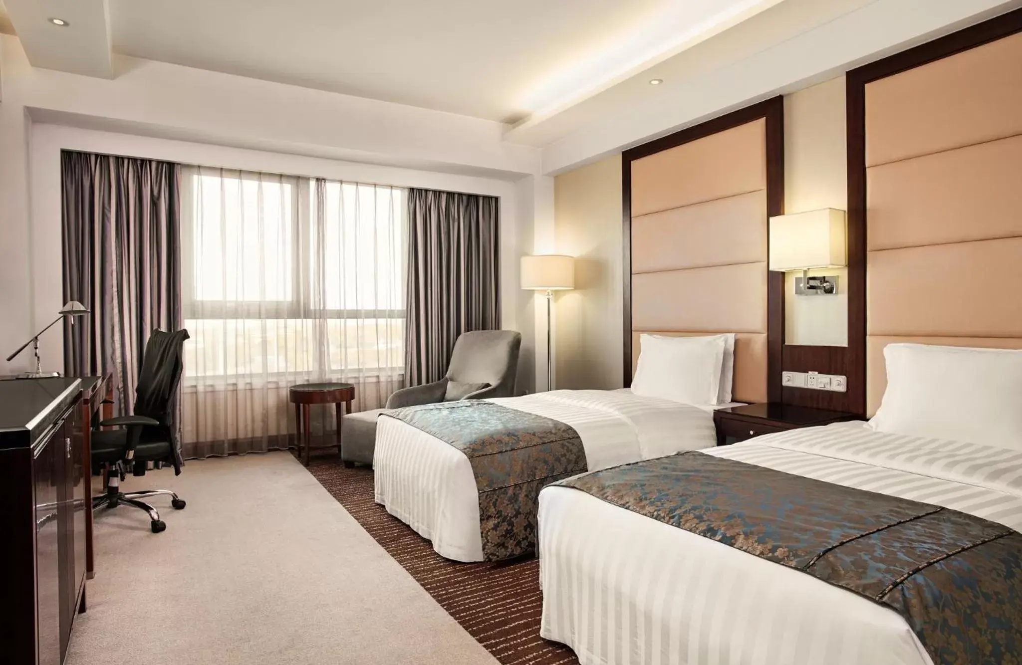 Photo of the whole room, Bed in Crowne Plaza Beijing International Airport, an IHG Hotel