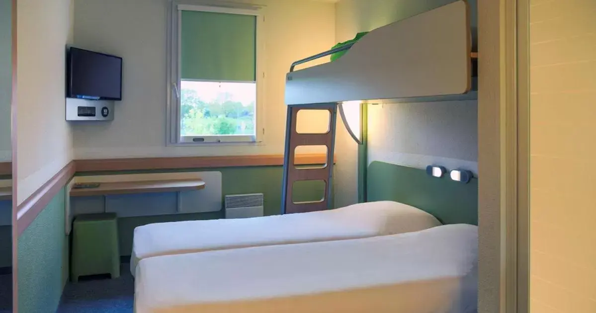 Bed, Bunk Bed in Ibis Budget Roanne Hôtel