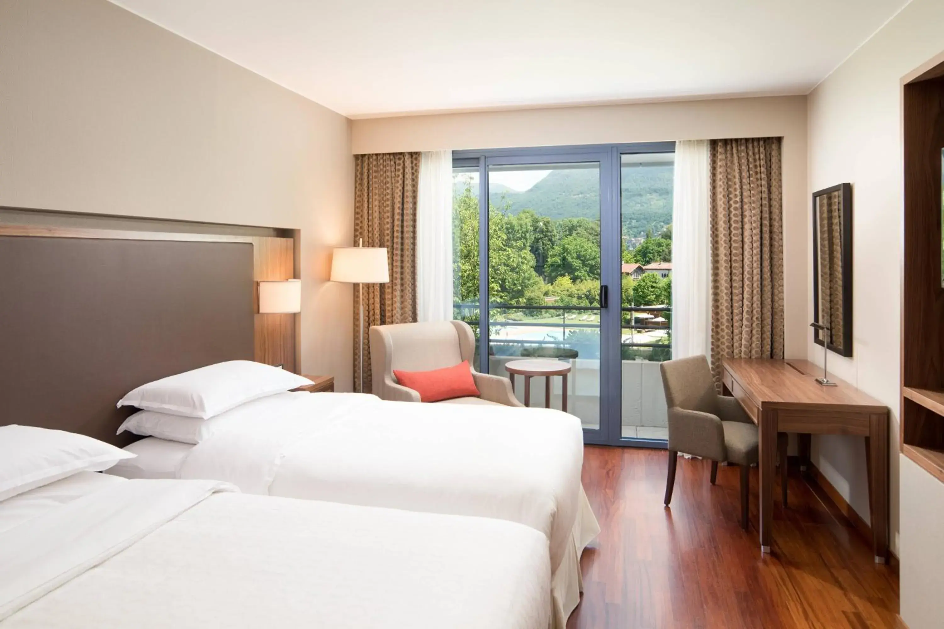 Swimming pool, Bed in Sheraton Lake Como Hotel