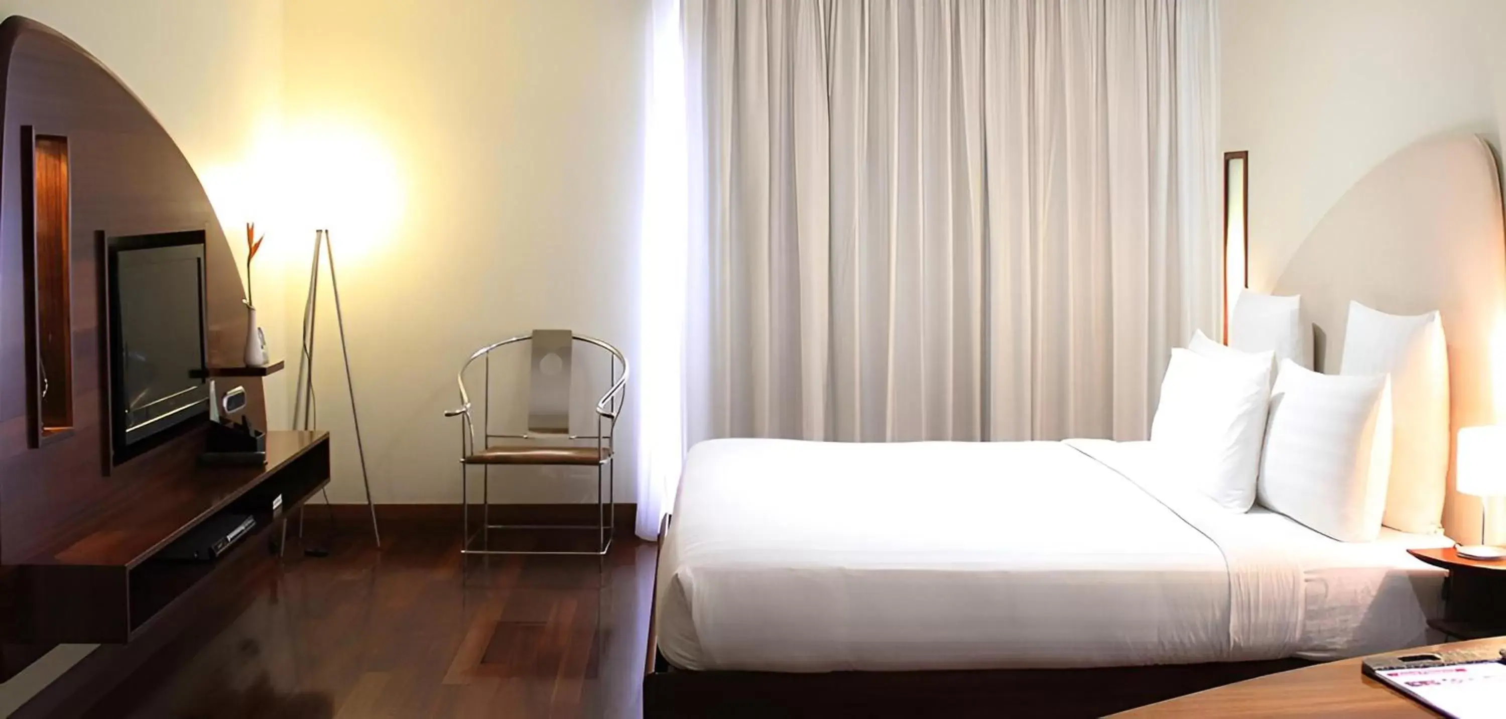 Bedroom, Bed in Airways Hotel