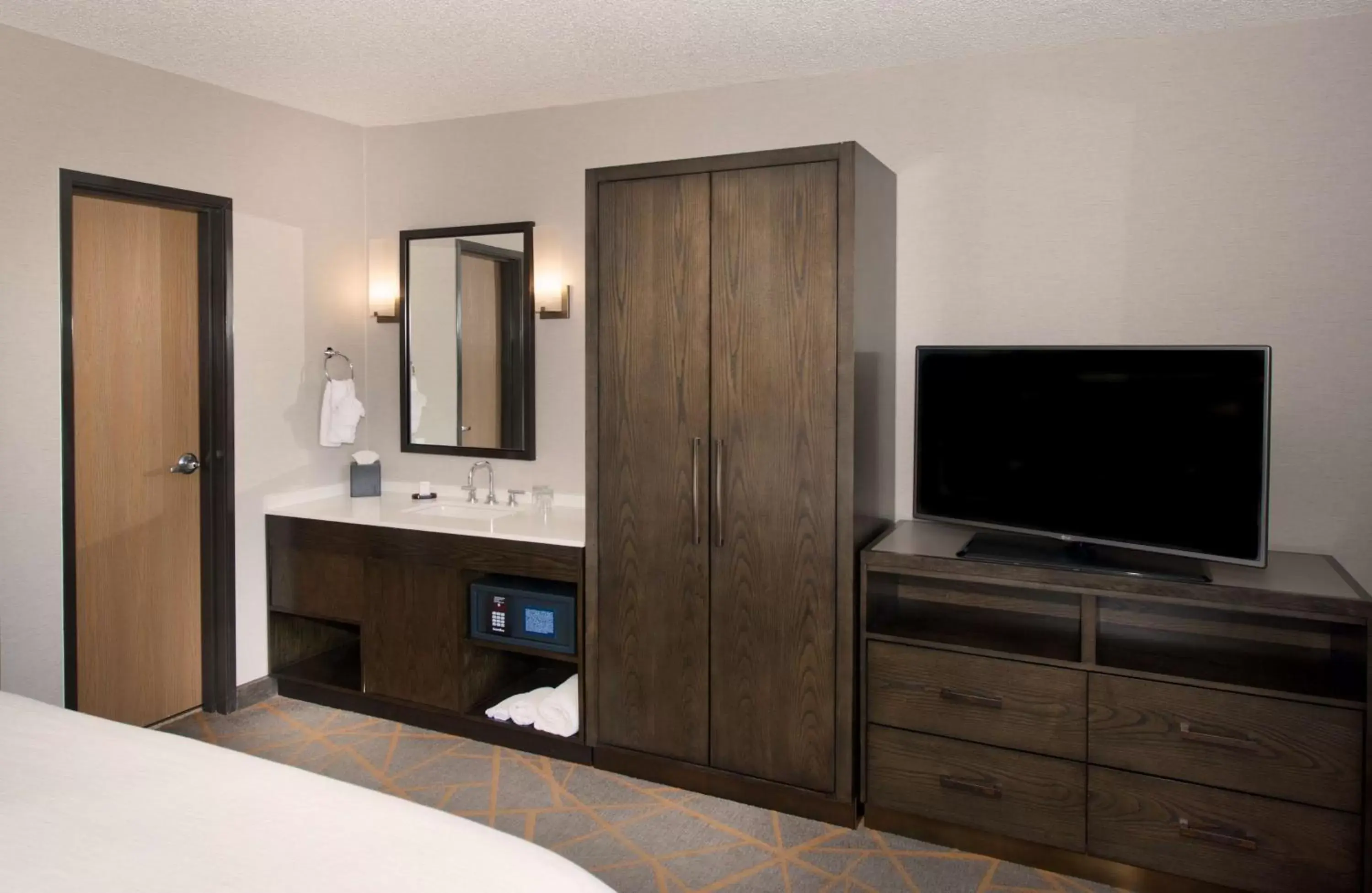 Bed, TV/Entertainment Center in Embassy Suites by Hilton Denver Tech Center North