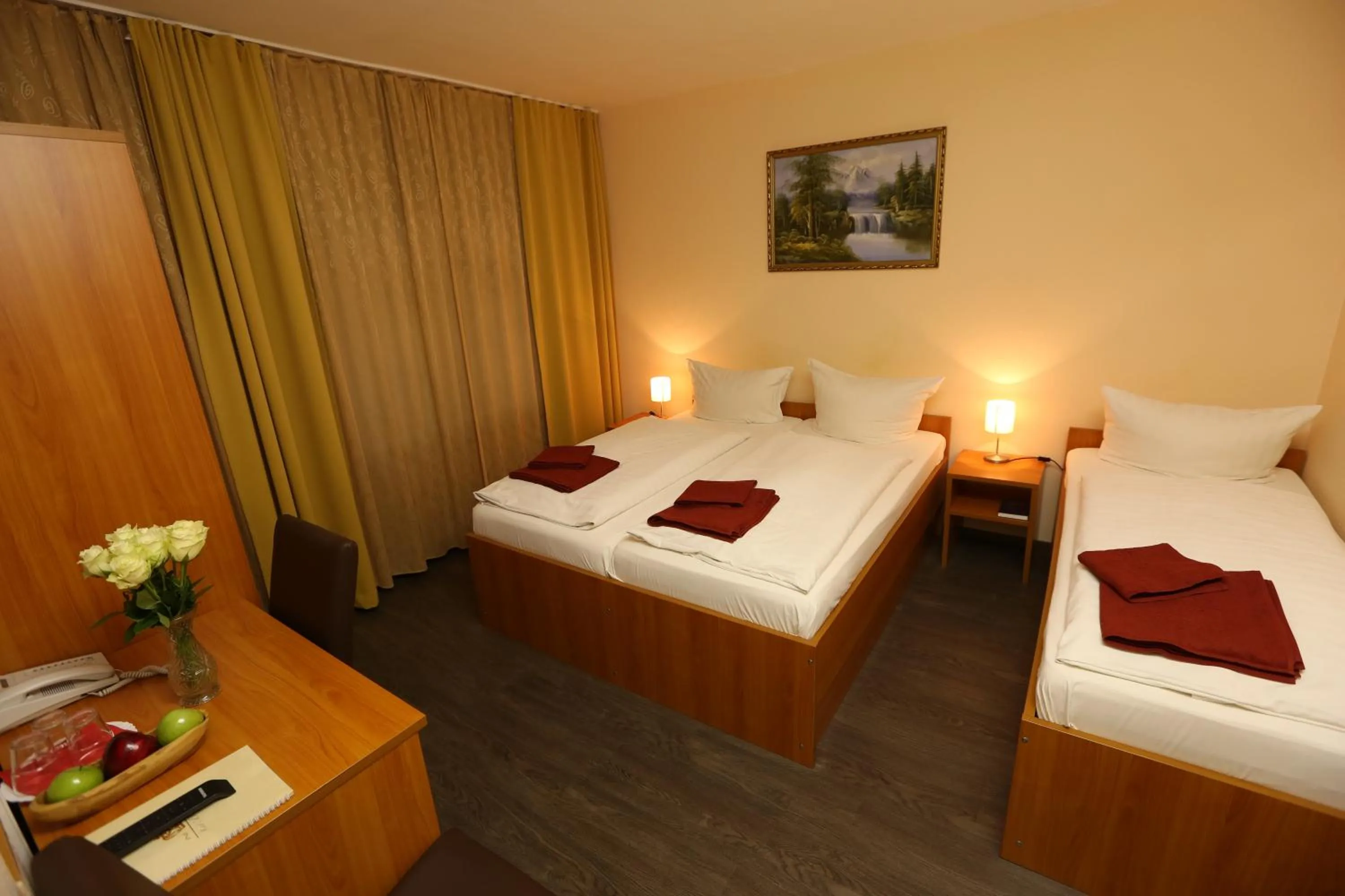 Photo of the whole room, Bed in Hotel AI Königshof