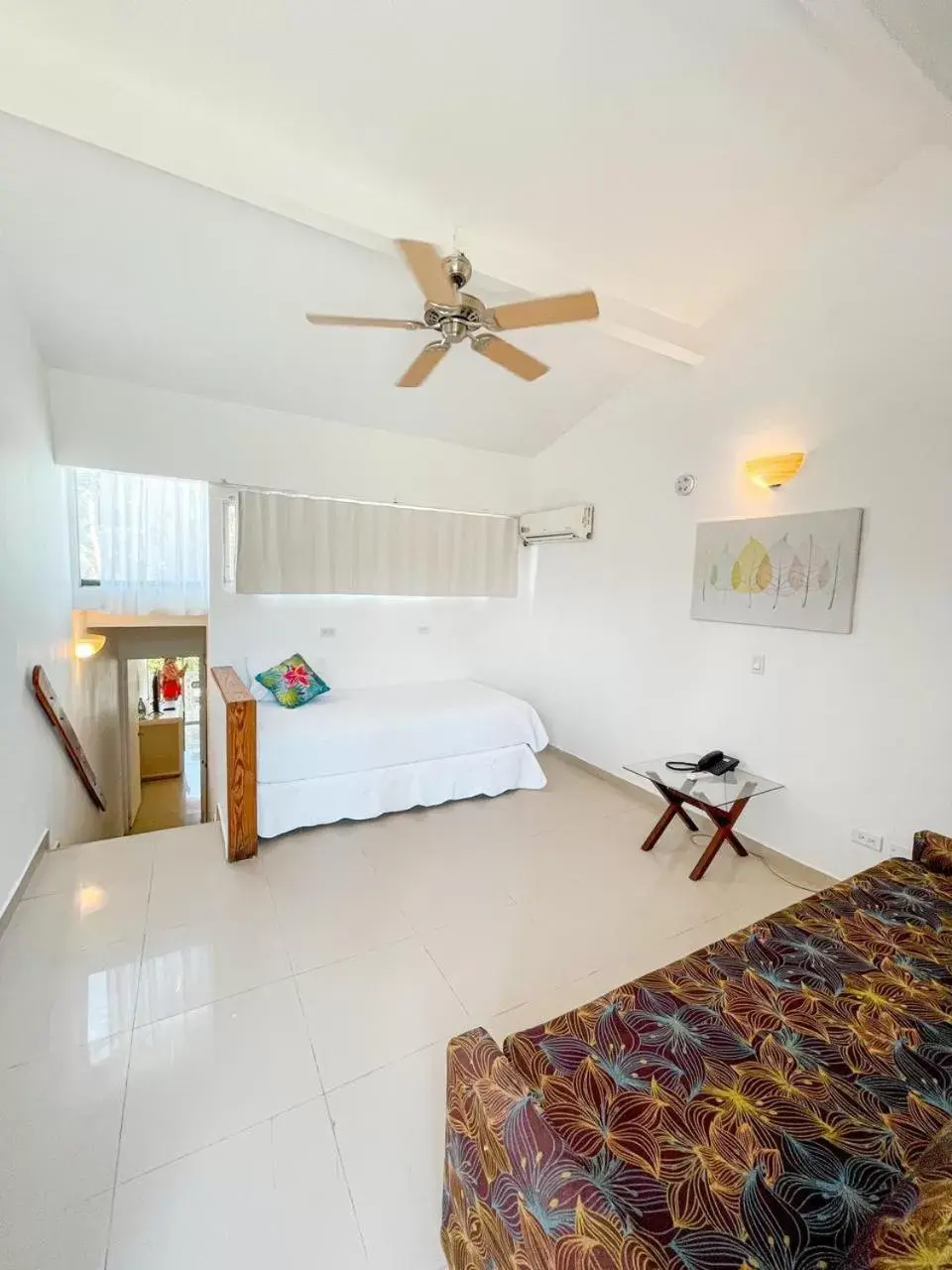 Living room, Bed in Hotel Cocoplum Beach