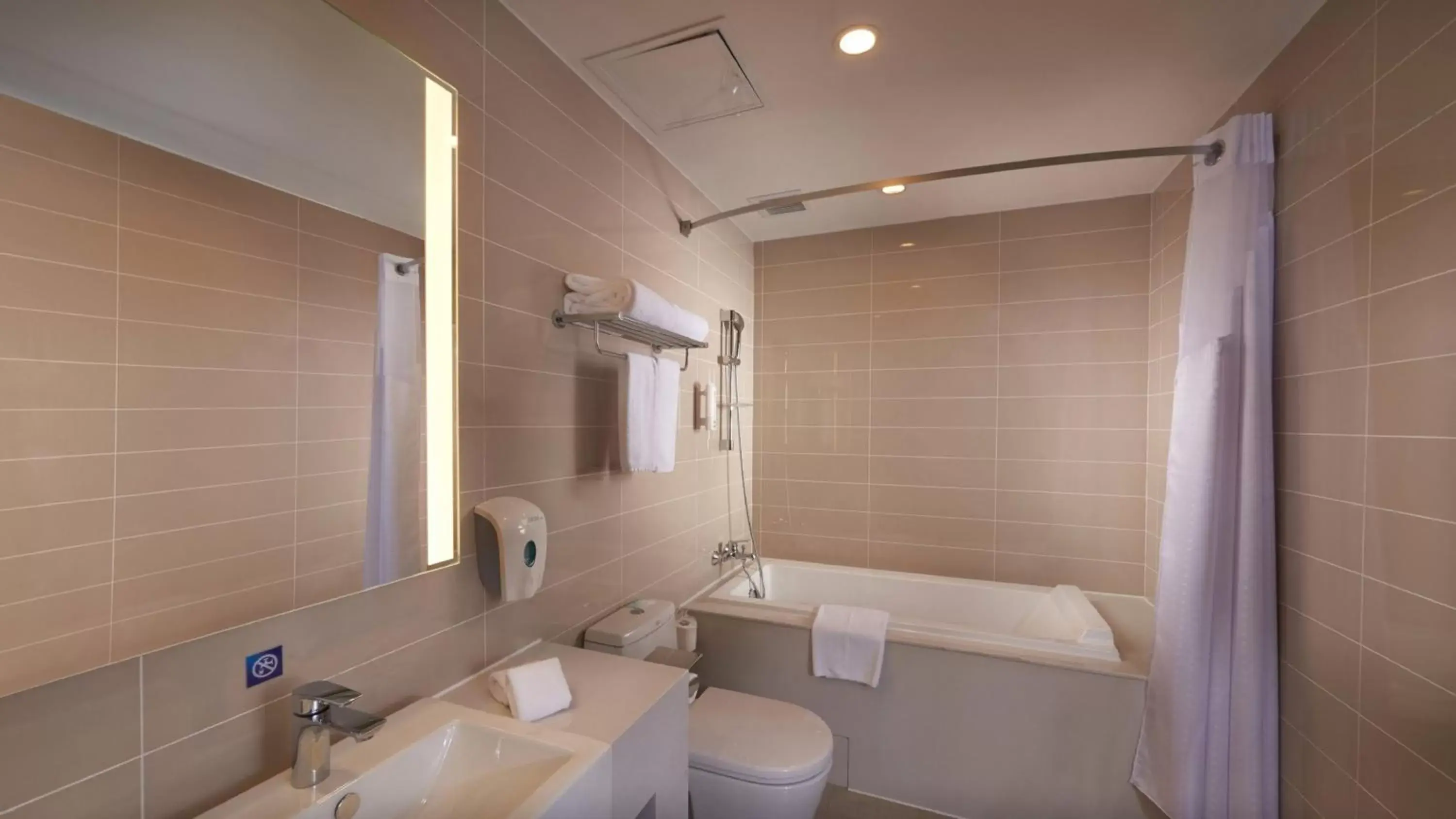 Photo of the whole room, Bathroom in Holiday Inn Express Shenyang North Station, an IHG Hotel