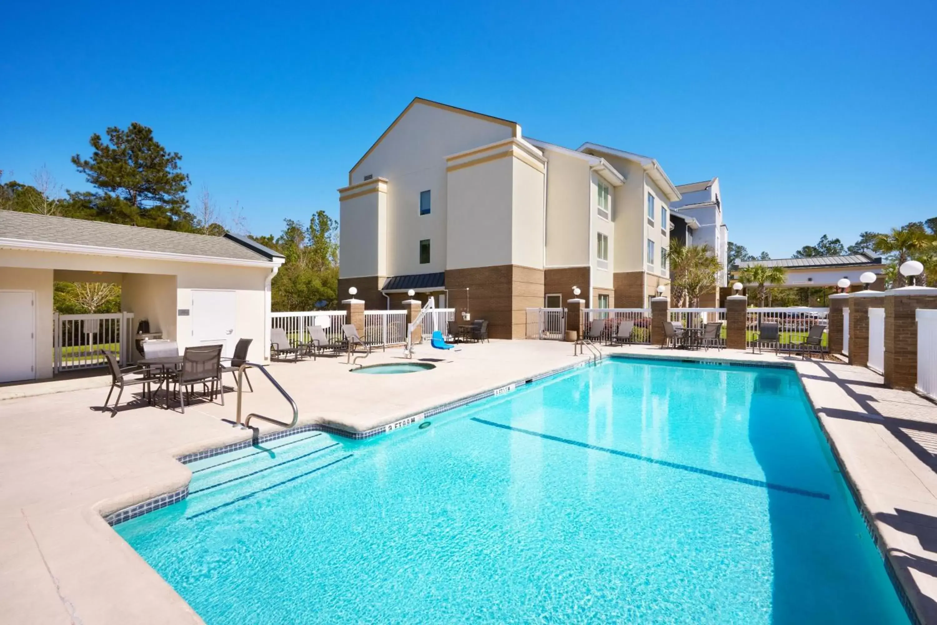 Swimming pool, Property Building in Fairfield Inn & Suites By Marriott Hinesville Fort Stewart
