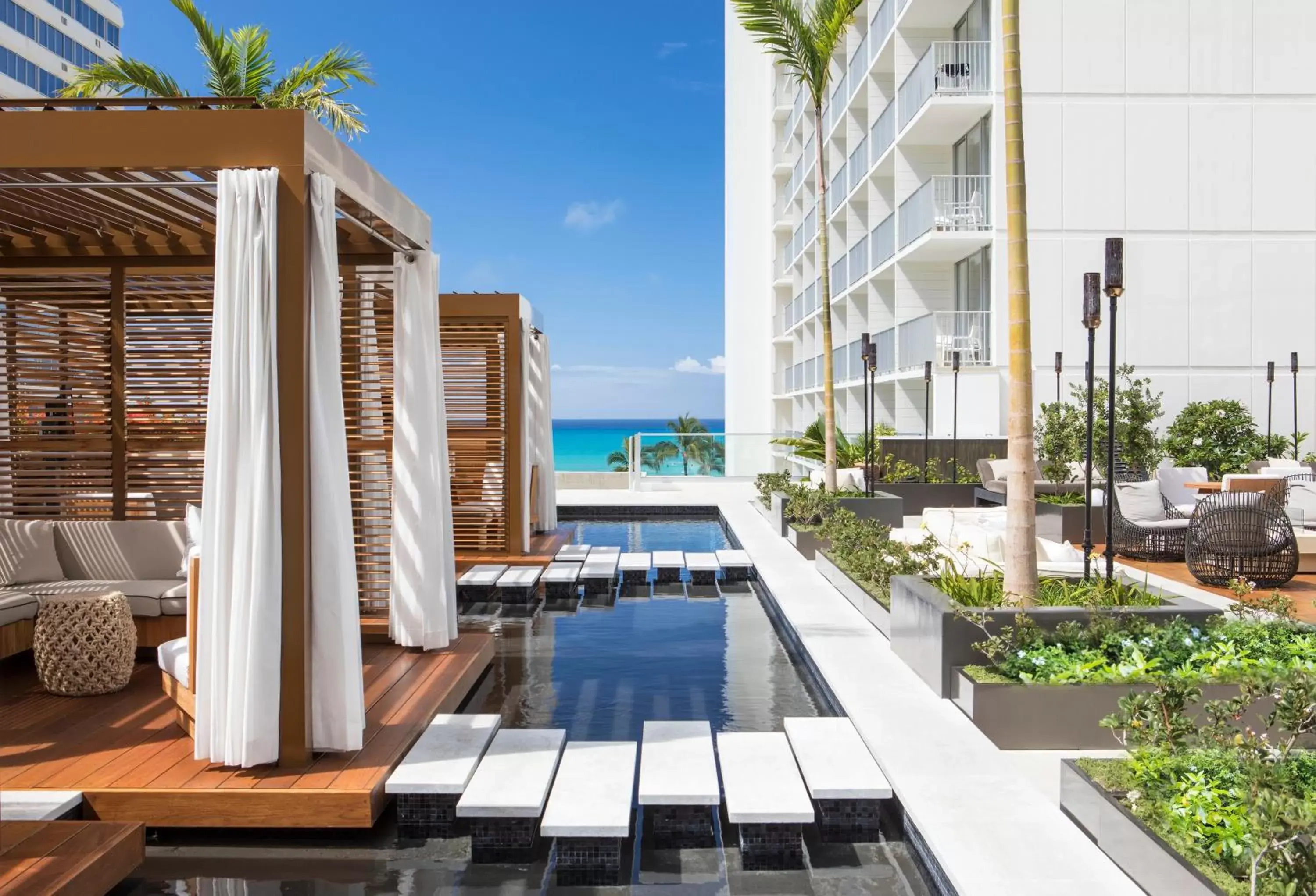 Lounge or bar, Swimming Pool in 'Alohilani Resort Waikiki Beach