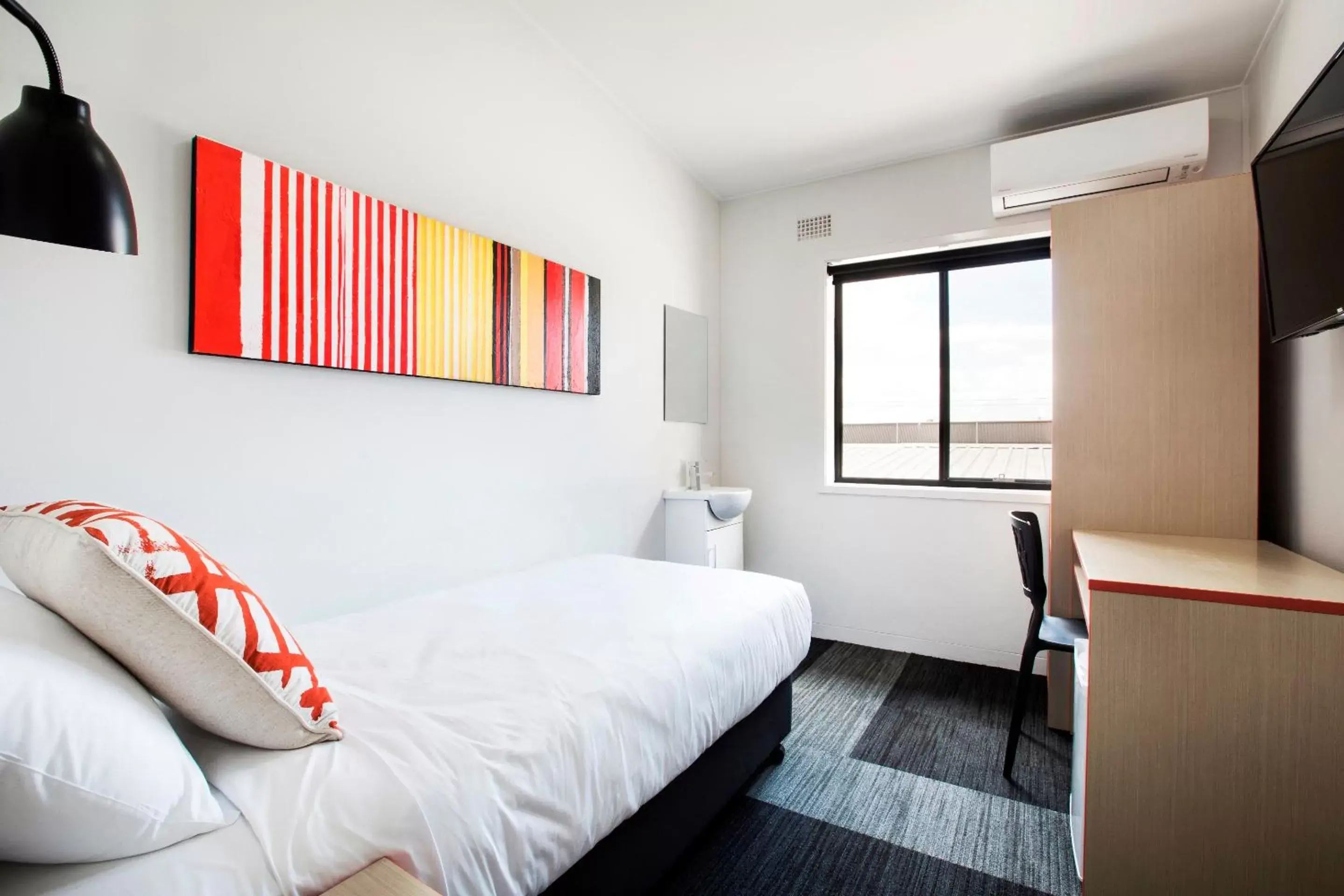 Photo of the whole room, Bed in Villawood Hotel Photo of the whole room, Bed in Villawood Hotel