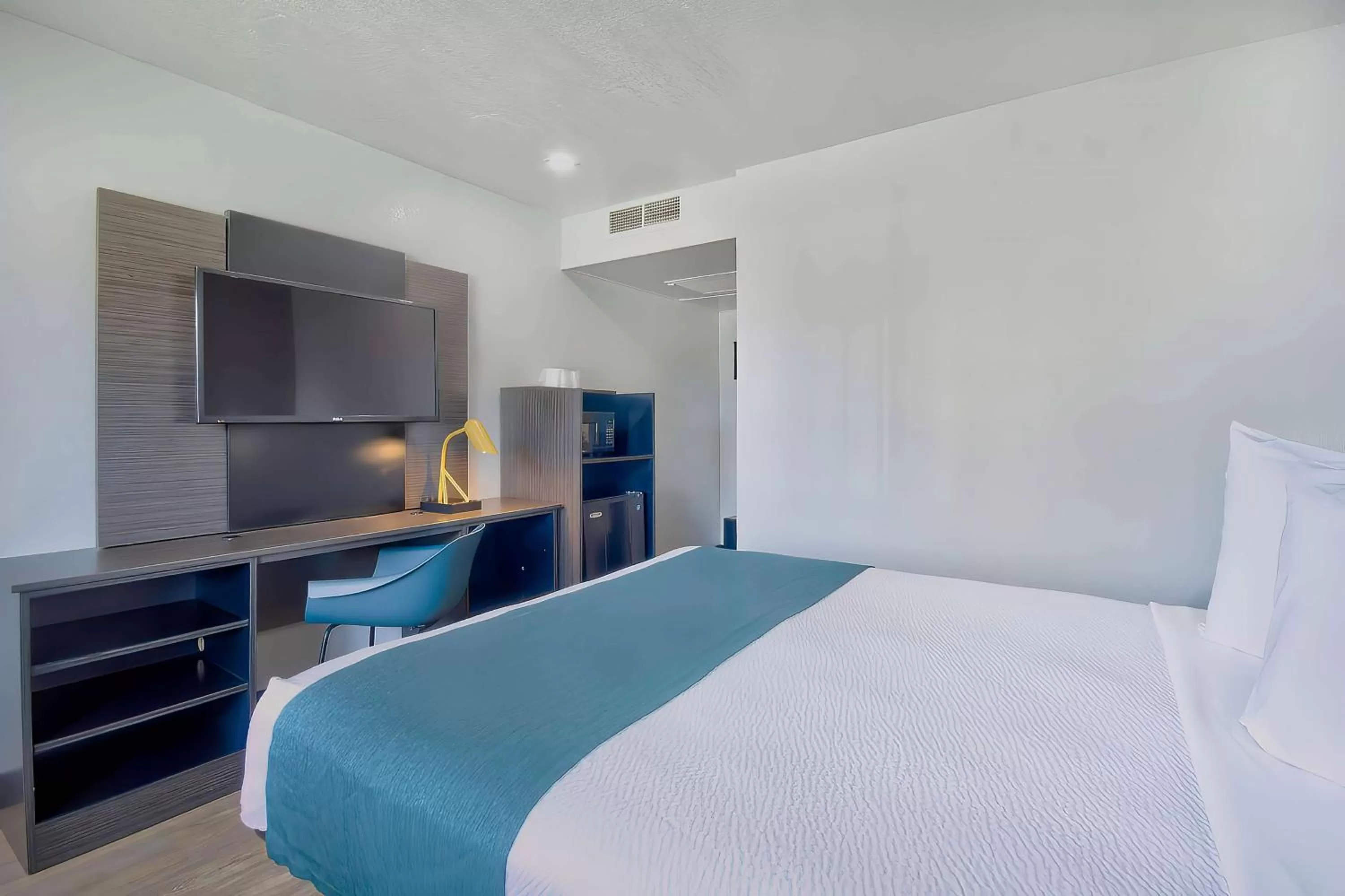 Bedroom, Bed in Motel 6-Palmdale, CA