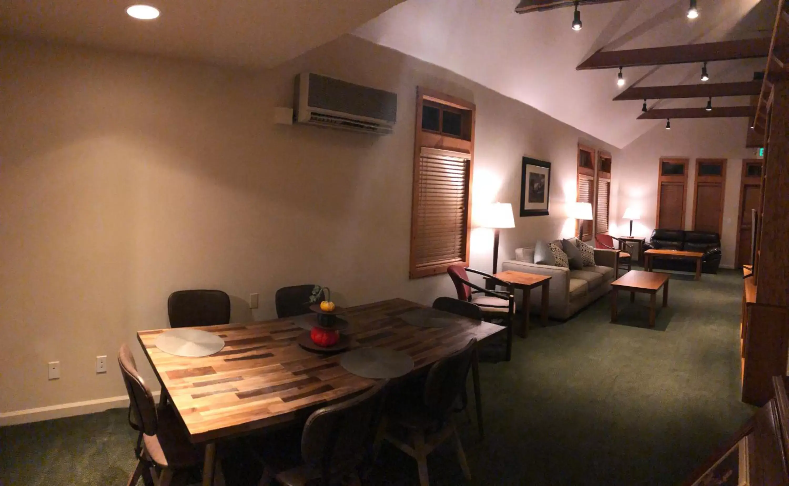 Dining Area in Yosemite View Lodge