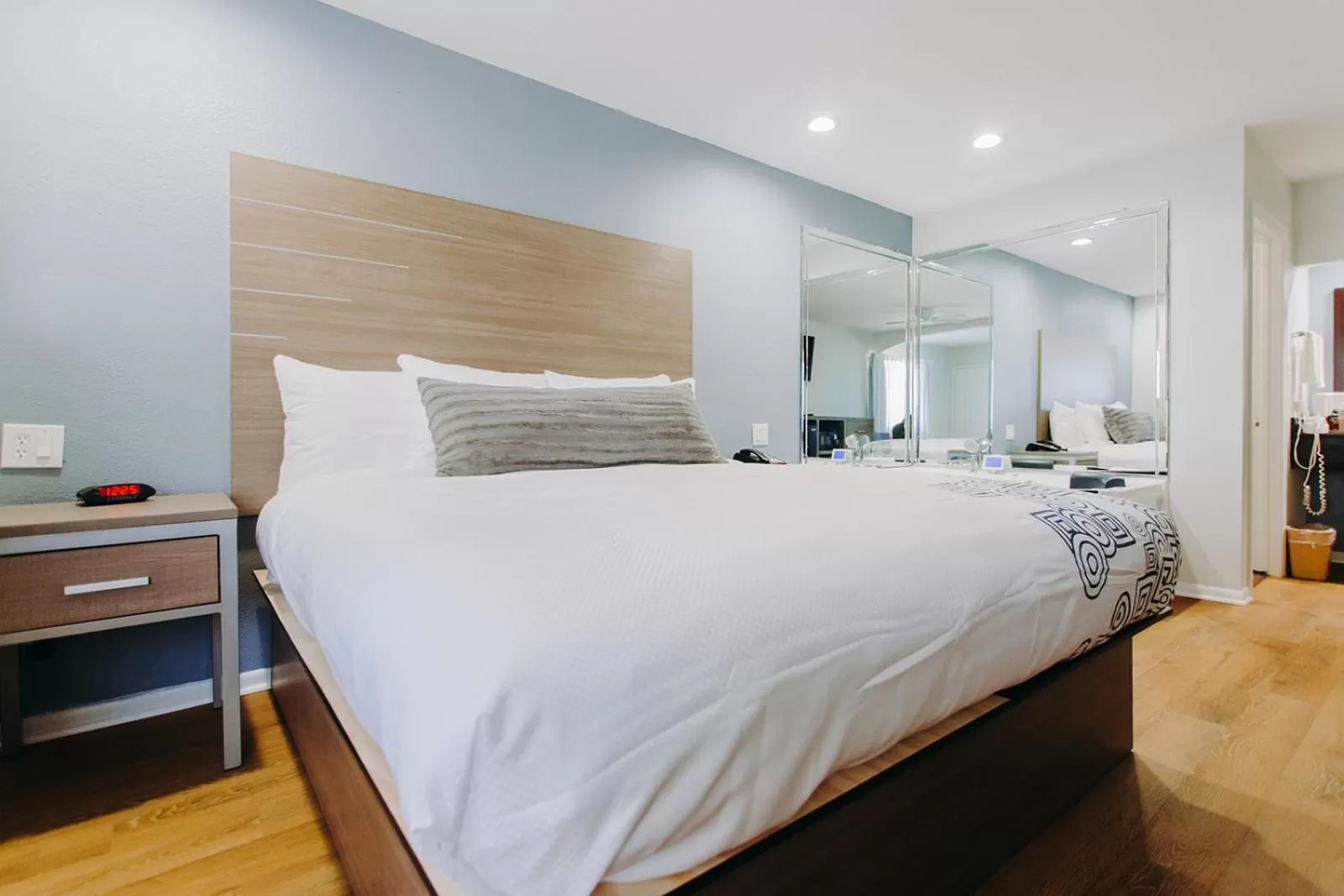 Bedroom, Bed in Scottish Inn & Suites - Kemah Boardwalk