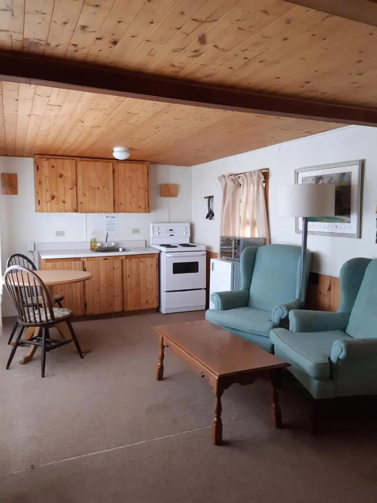 Seating area, Kitchen/Kitchenette in Algonquin Lakeside Inn