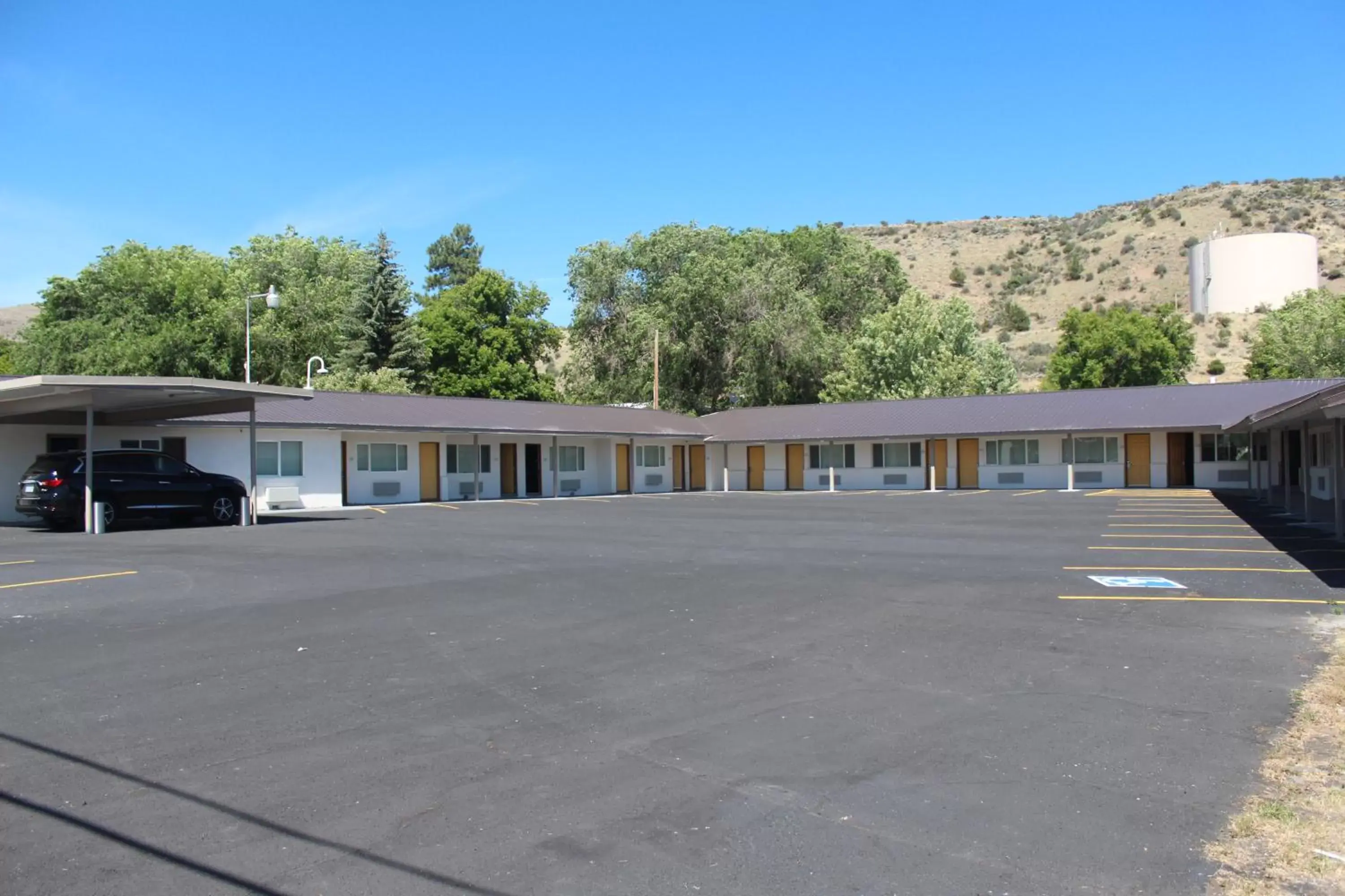 Parking, Property Building in Oregon Trail Inn and Suites