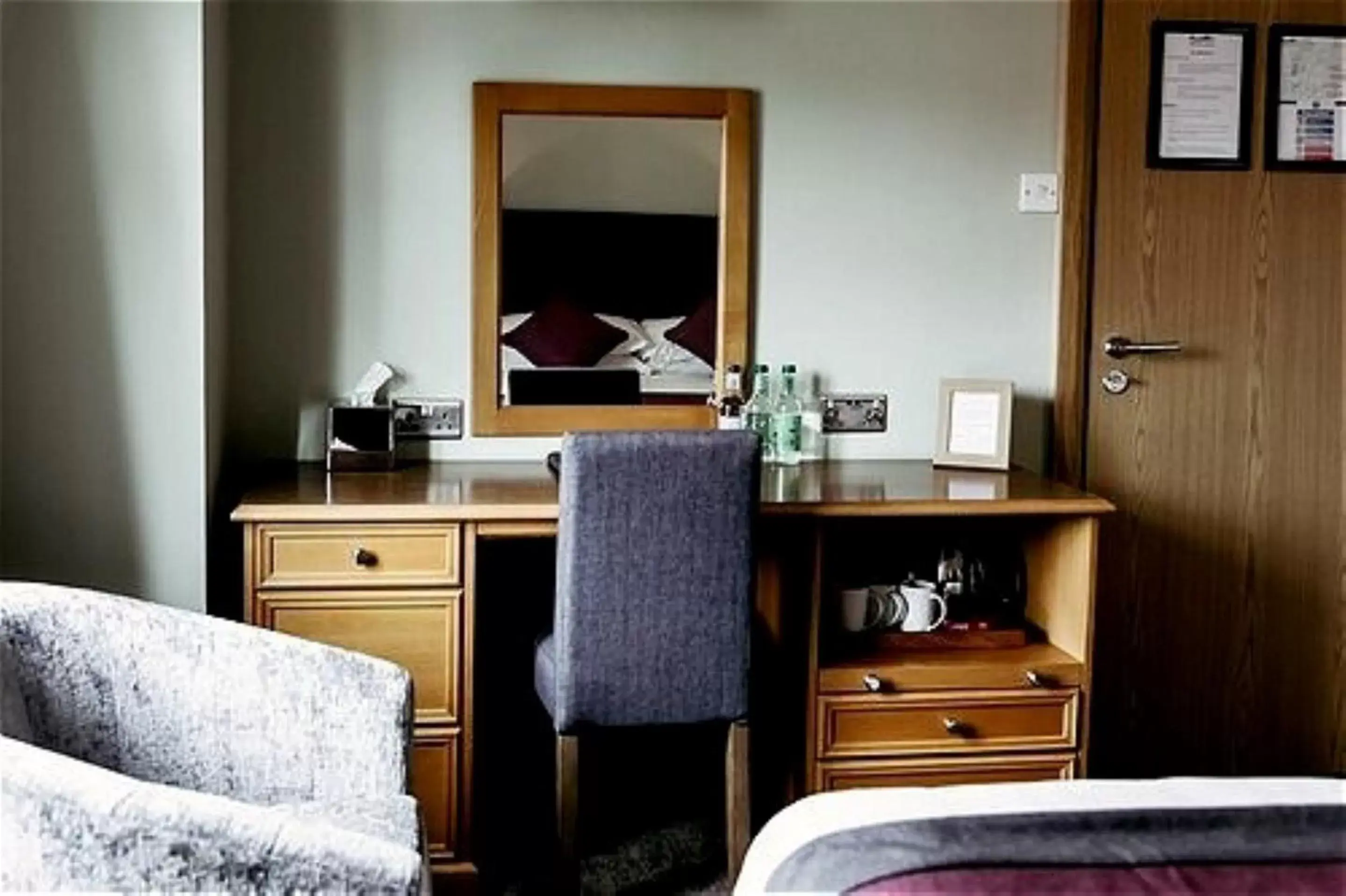 Bedroom, TV/Entertainment Center in St. Davids Cross Hotel