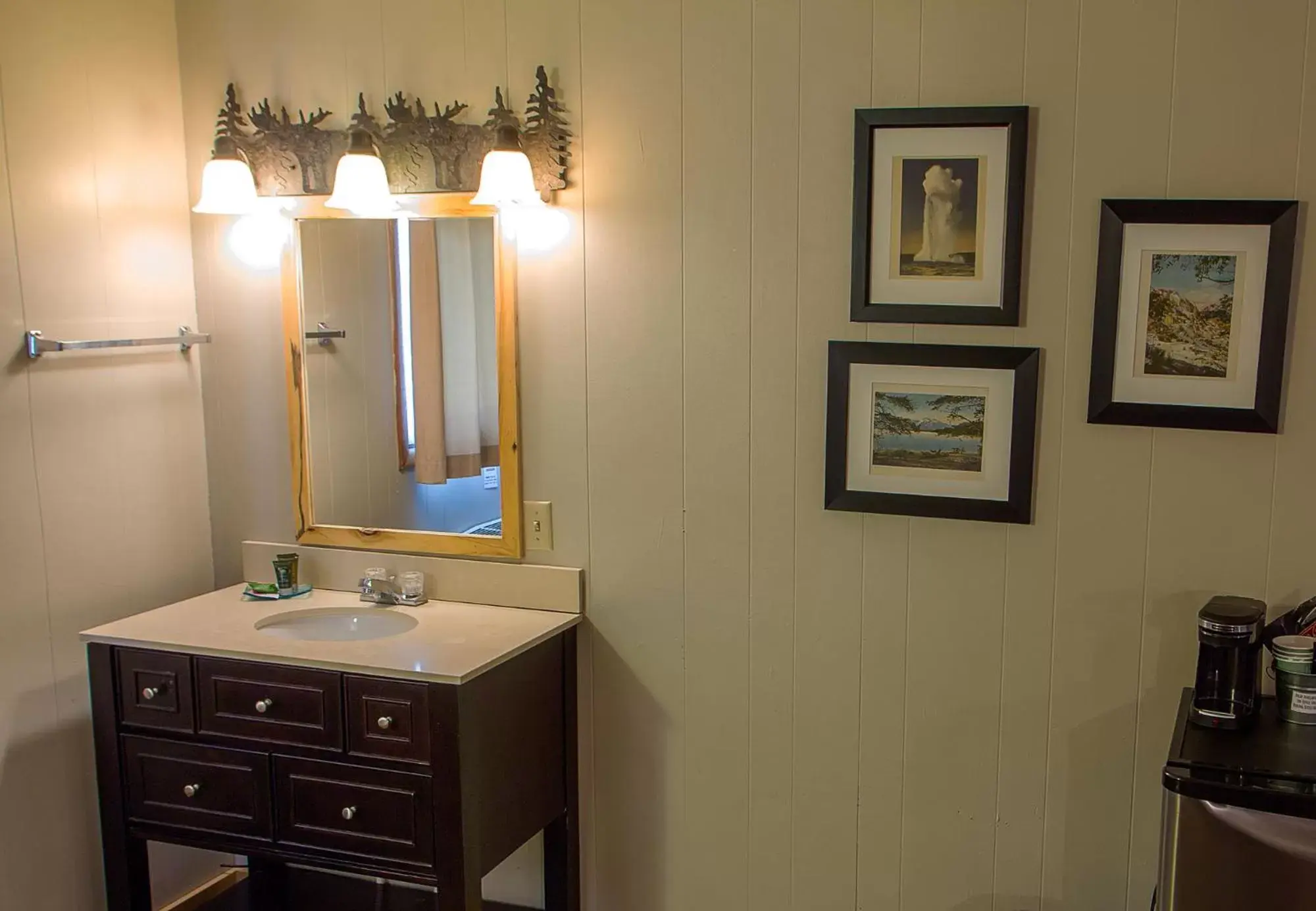 Bathroom in High Country Motel and Cabins