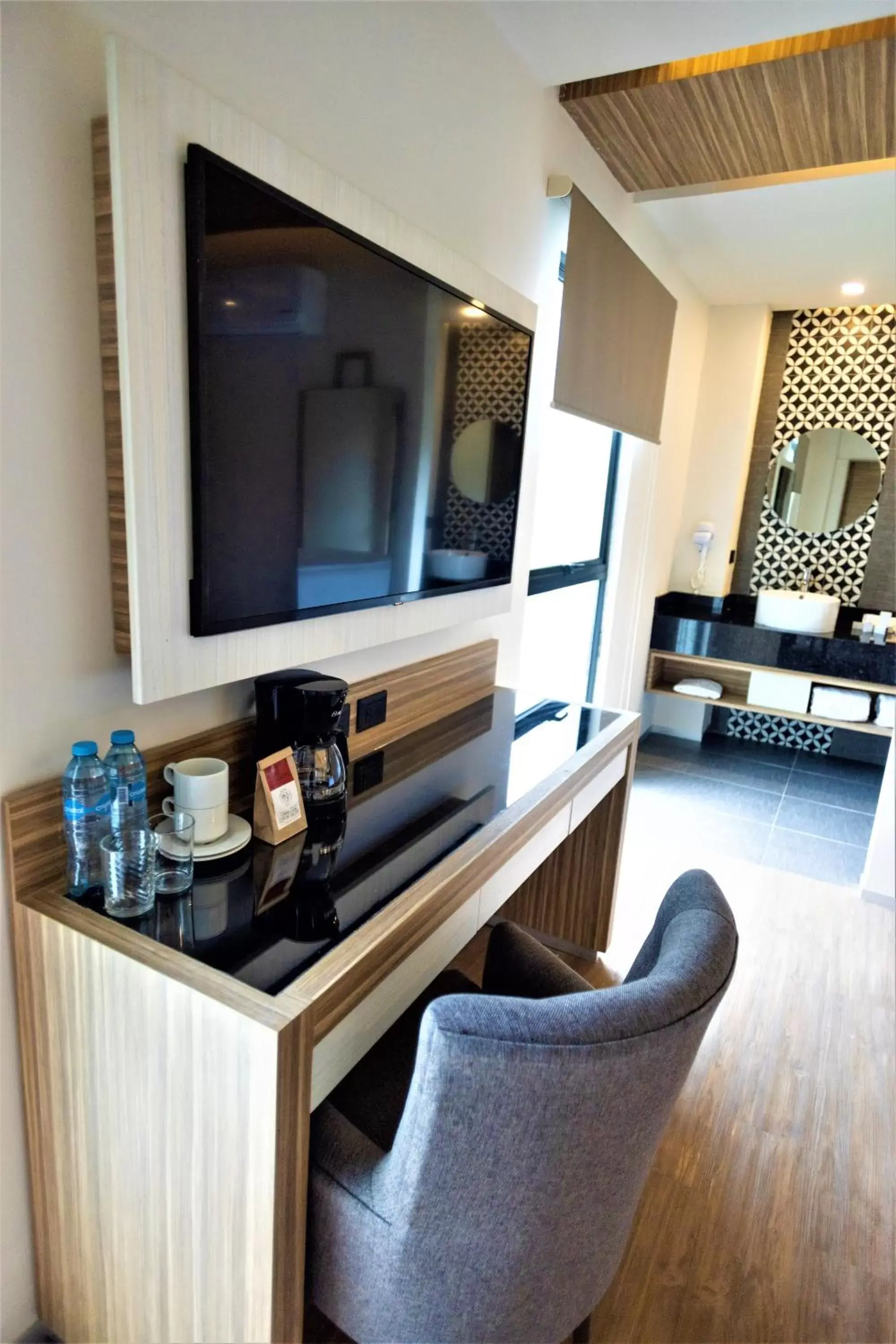 Coffee/tea facilities, Kitchen/Kitchenette in Hotel Plaza by Kavia