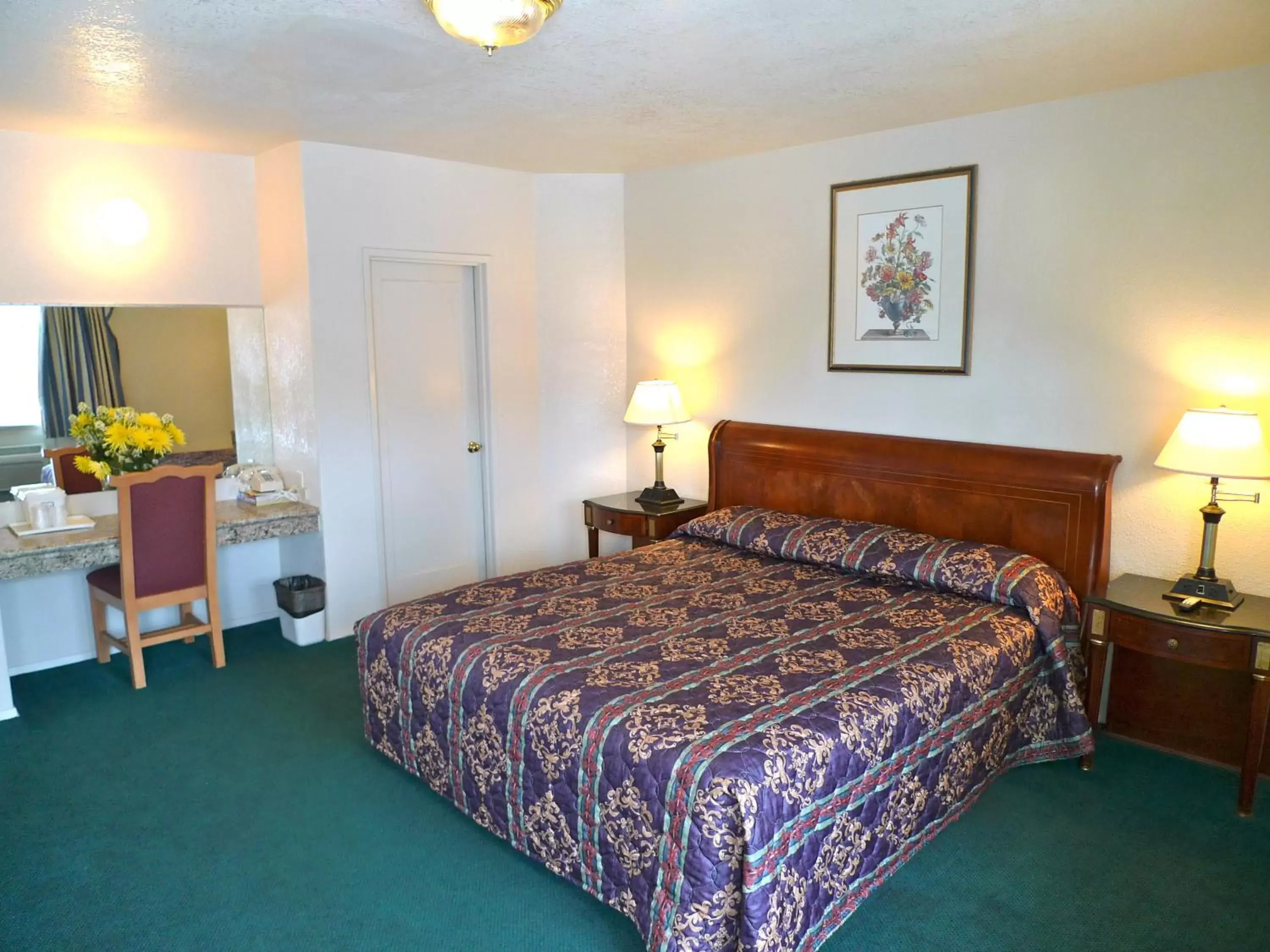 Photo of the whole room, Bed in Budget Inn Morgan Hill