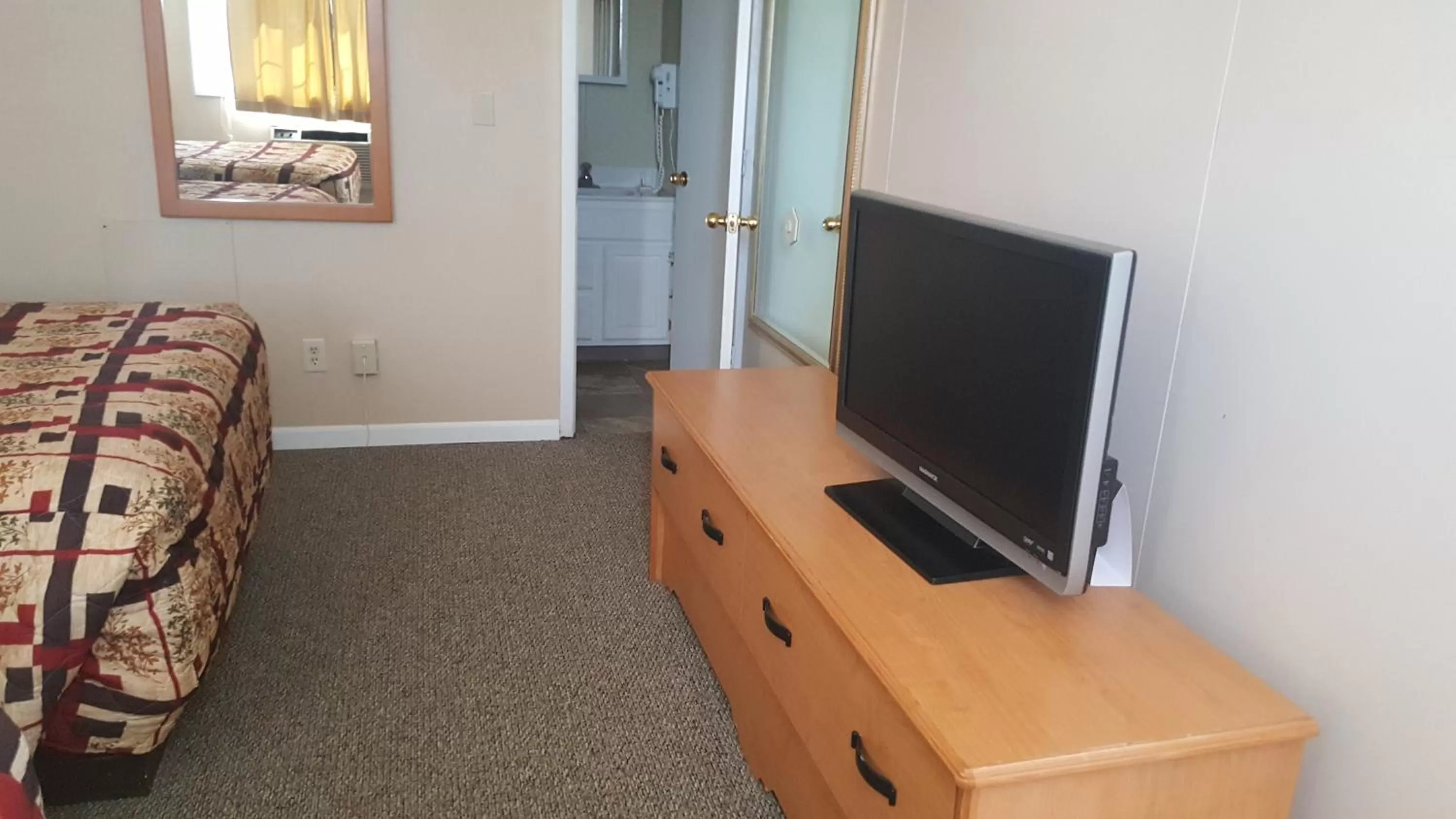 Bedroom, Bed in Knights Inn and Suites - Grand Forks