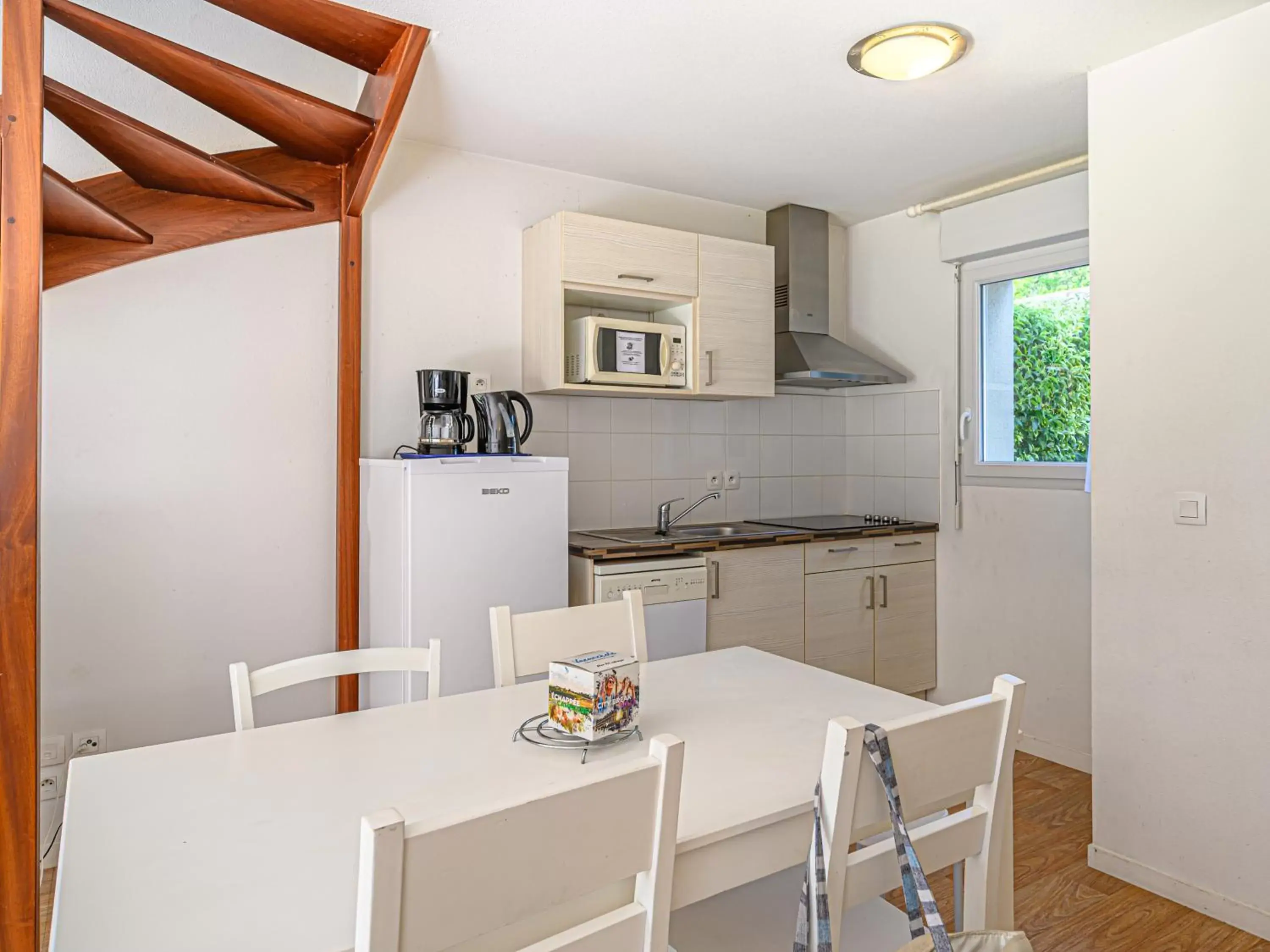 Kitchen or kitchenette, Dining Area in Vacancéole - Ker Goh Lenn - Vannes / Morbihan