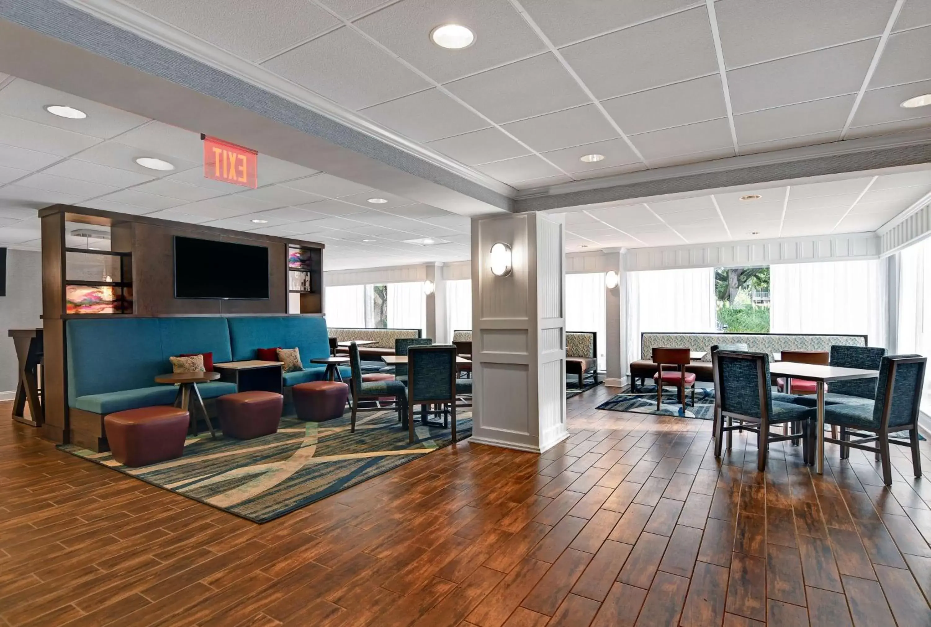 Lobby or reception in Hampton Inn Patriots Point