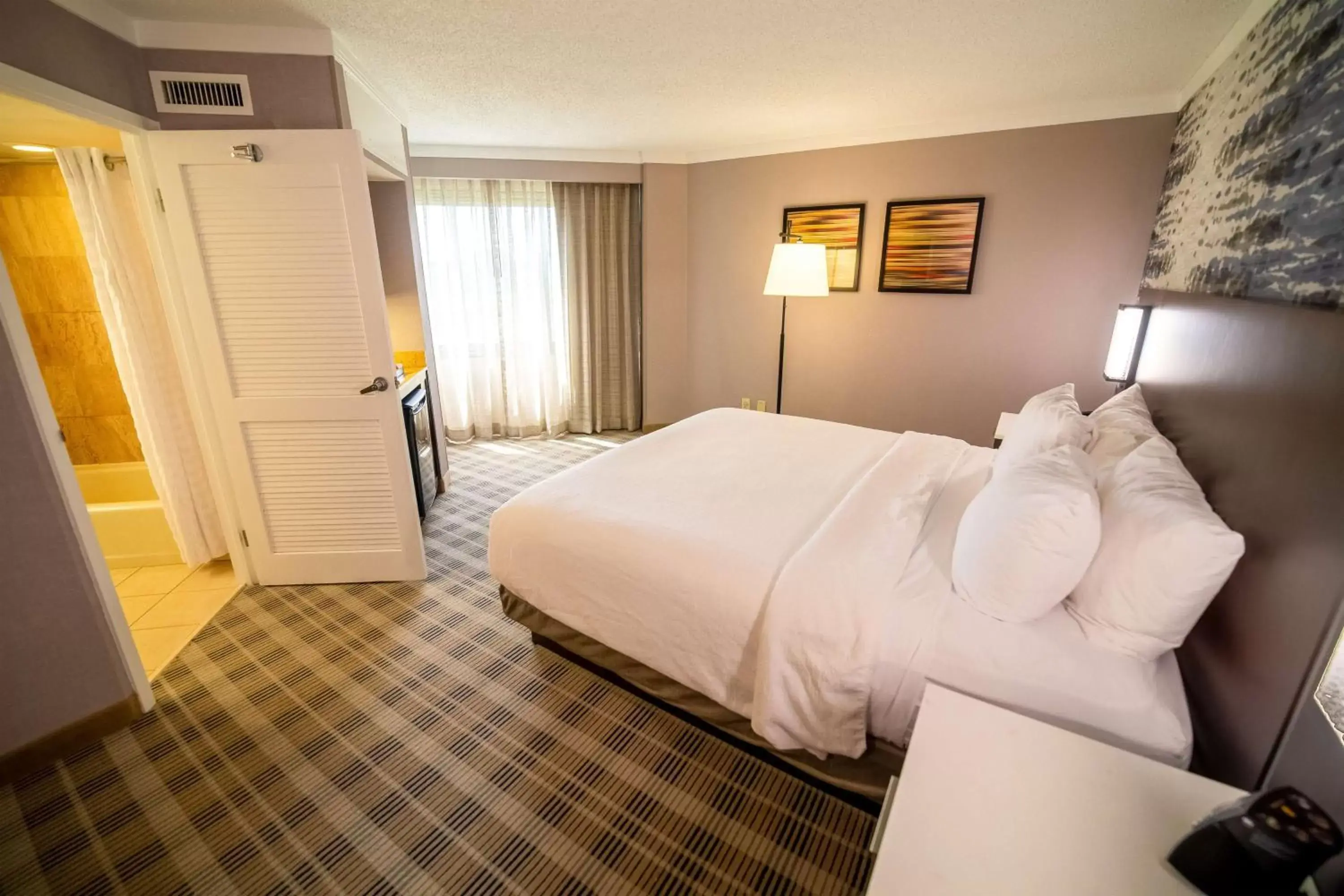 Bed in Embassy Suites by Hilton Kansas City Overland Park