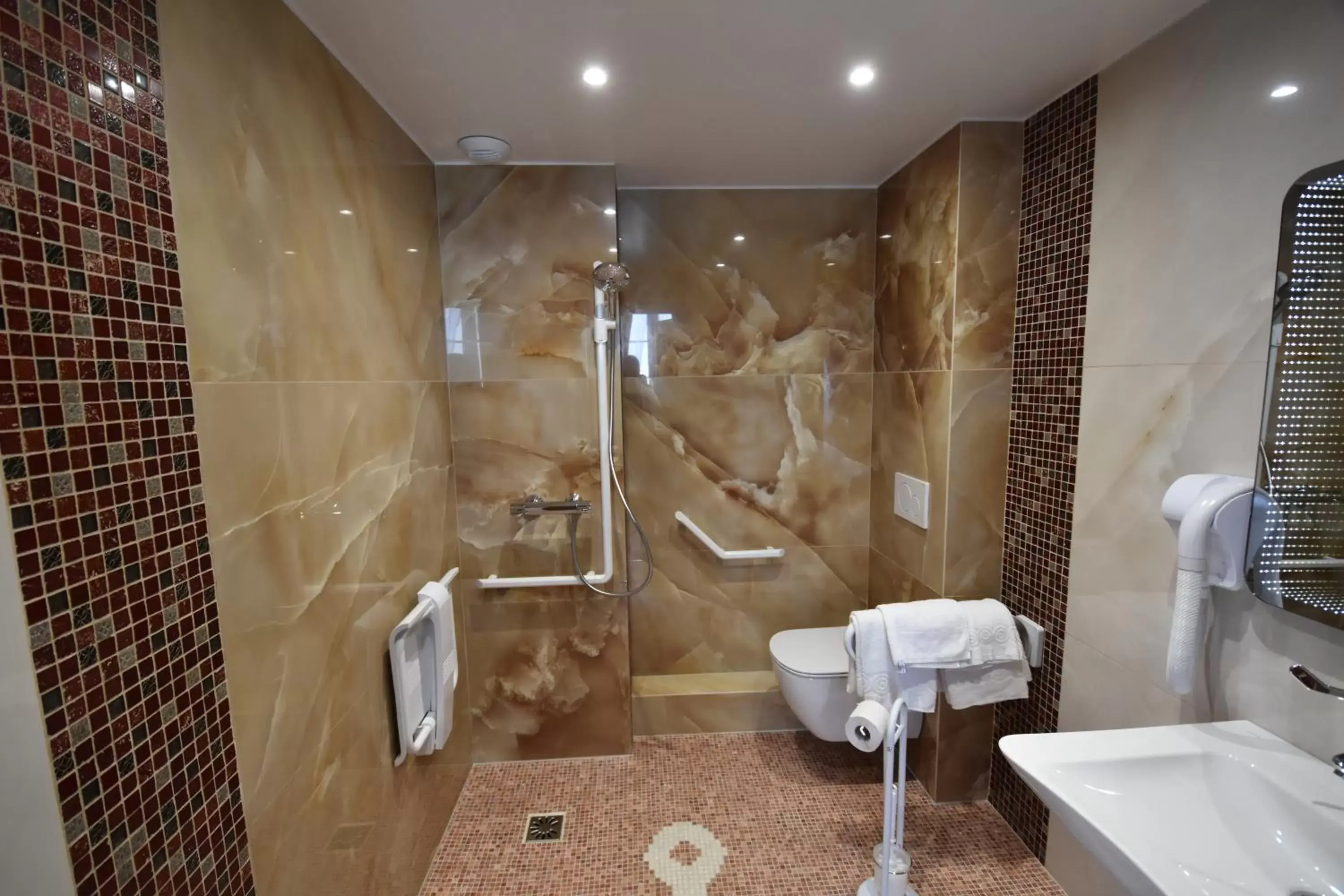 Shower, Bathroom in Hôtel De Calais