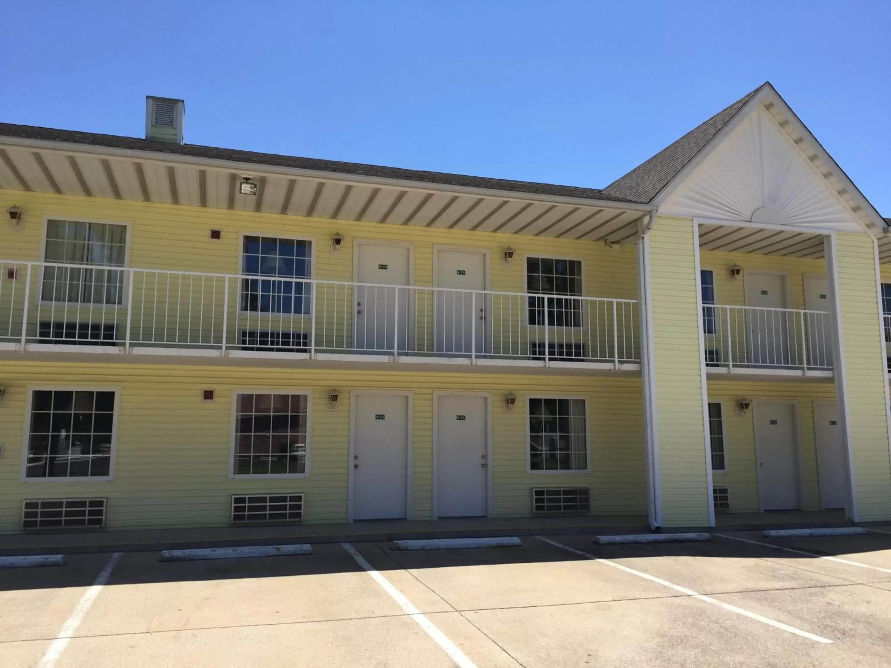 Facade/entrance, Property Building in Spinning Wheel Inn