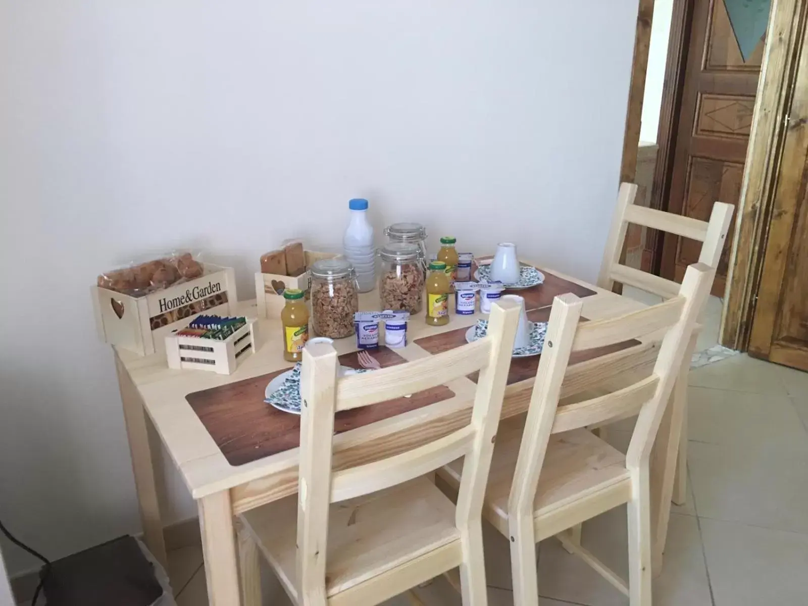 Breakfast, Dining Area in B&B LA PIETRA