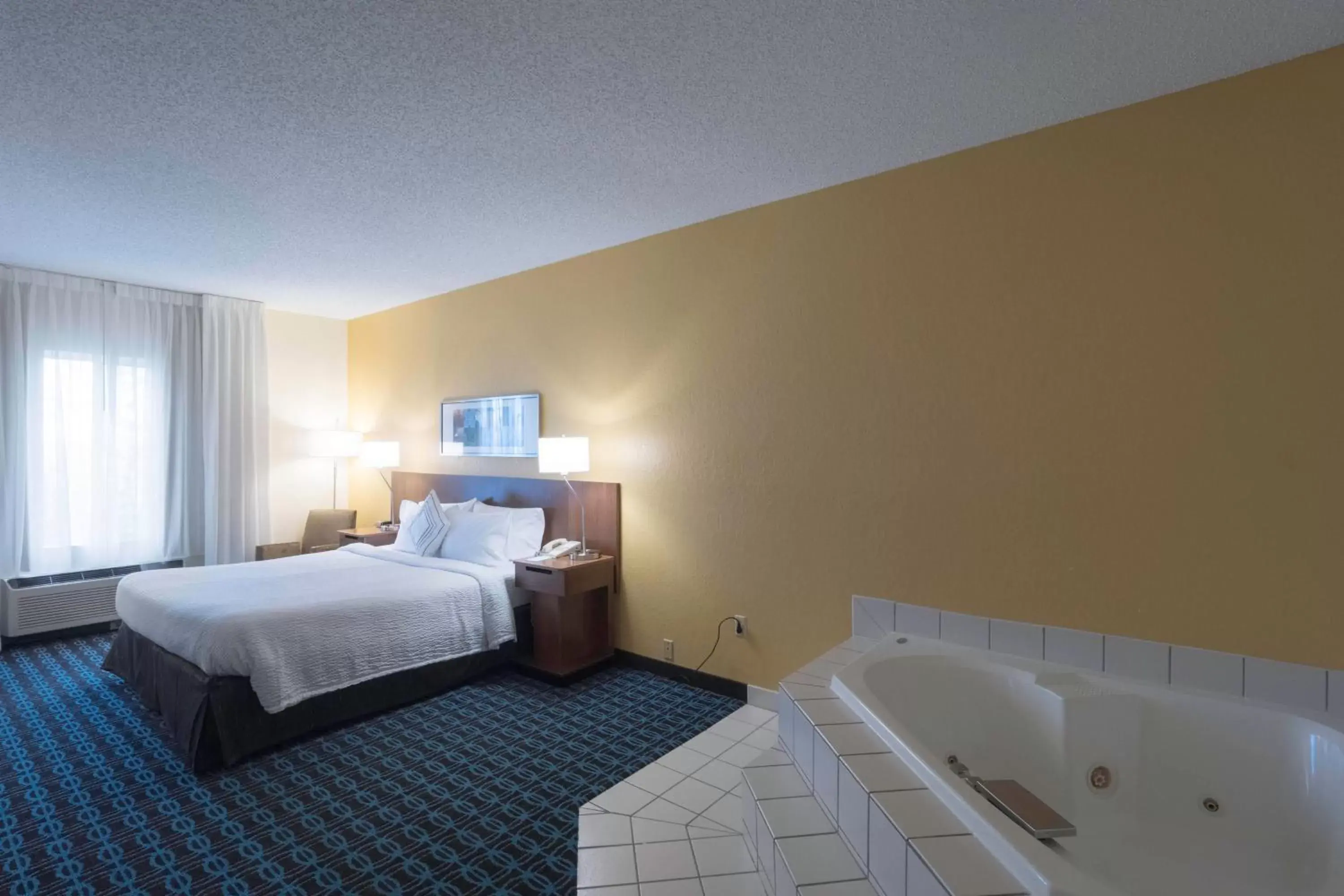 Swimming pool, Bed in Fairfield Inn & Suites by Marriott Cleveland Streetsboro