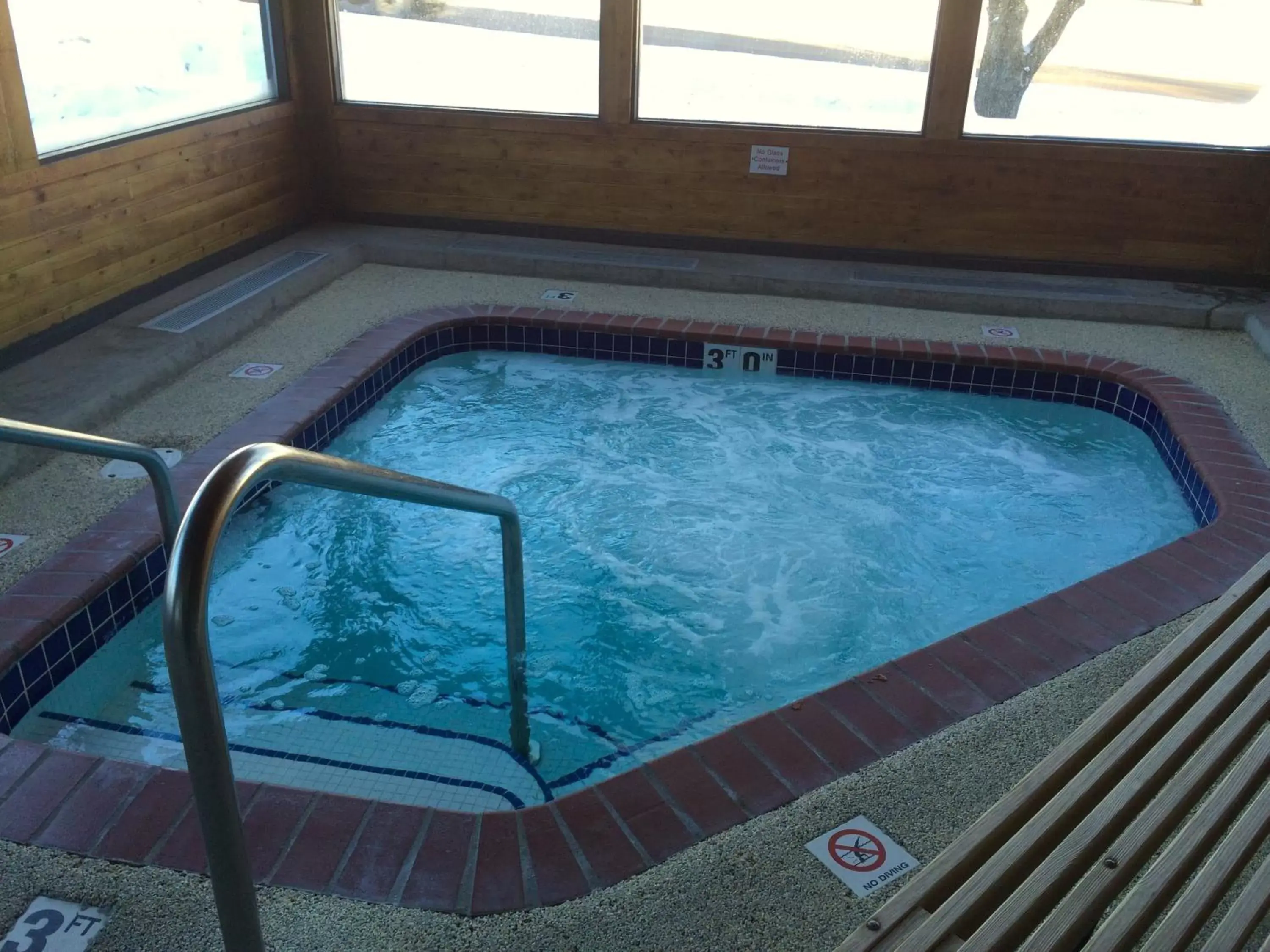 Swimming Pool in Cedar Motor Inn