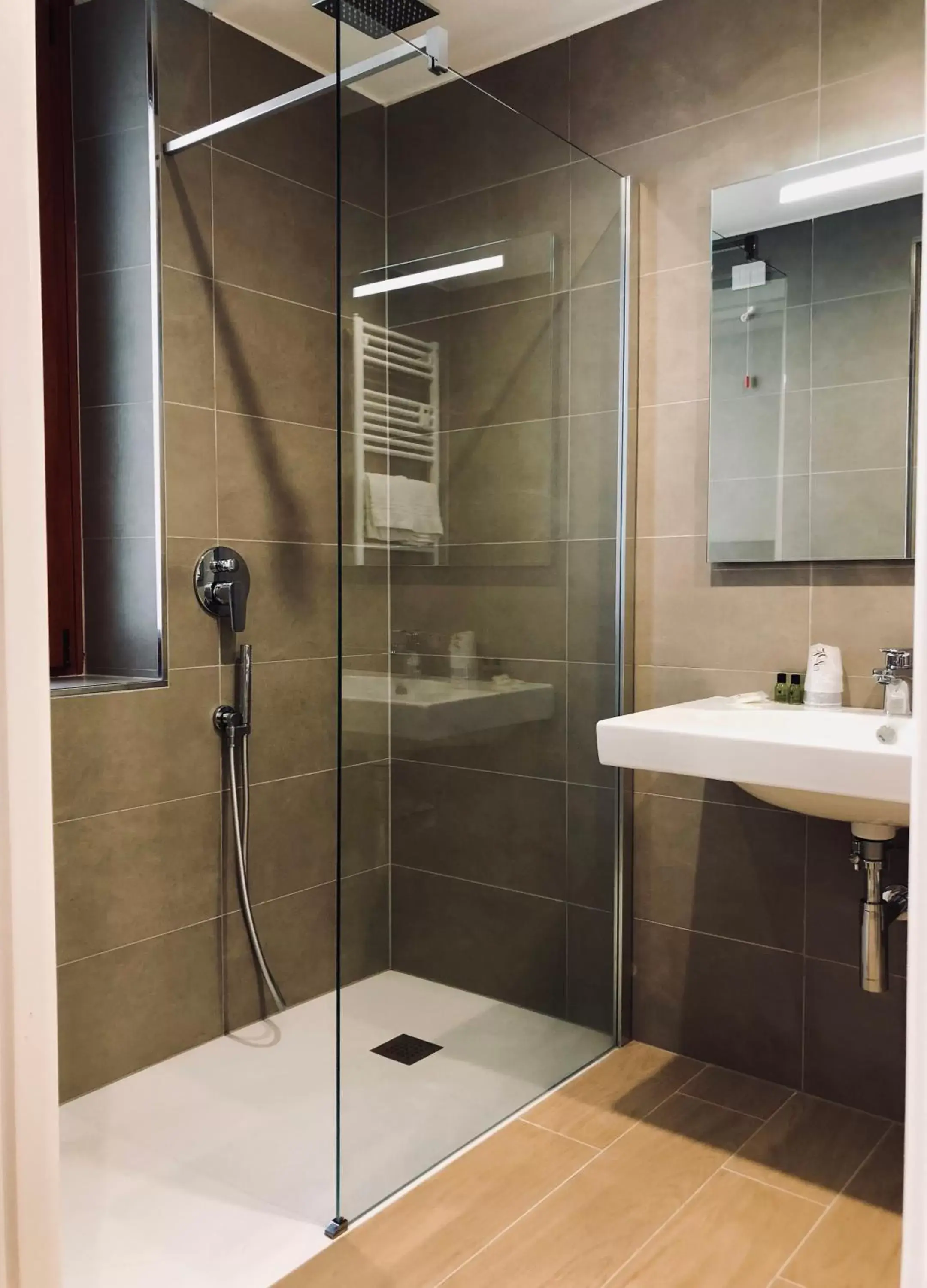 Shower, Bathroom in Hotel Excelsior Pavia