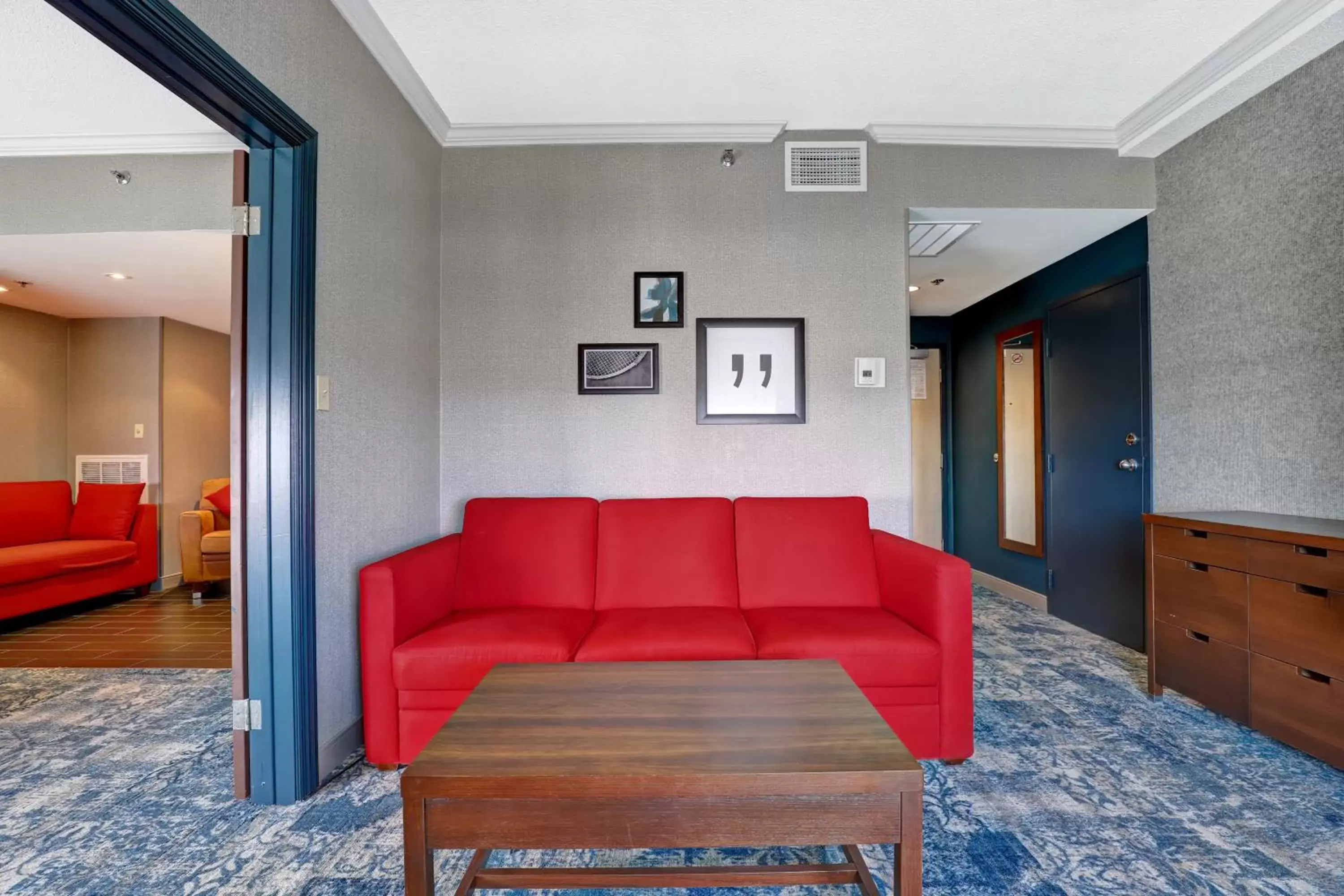 Photo of the whole room, Seating Area in Four Points by Sheraton Toronto Mississauga