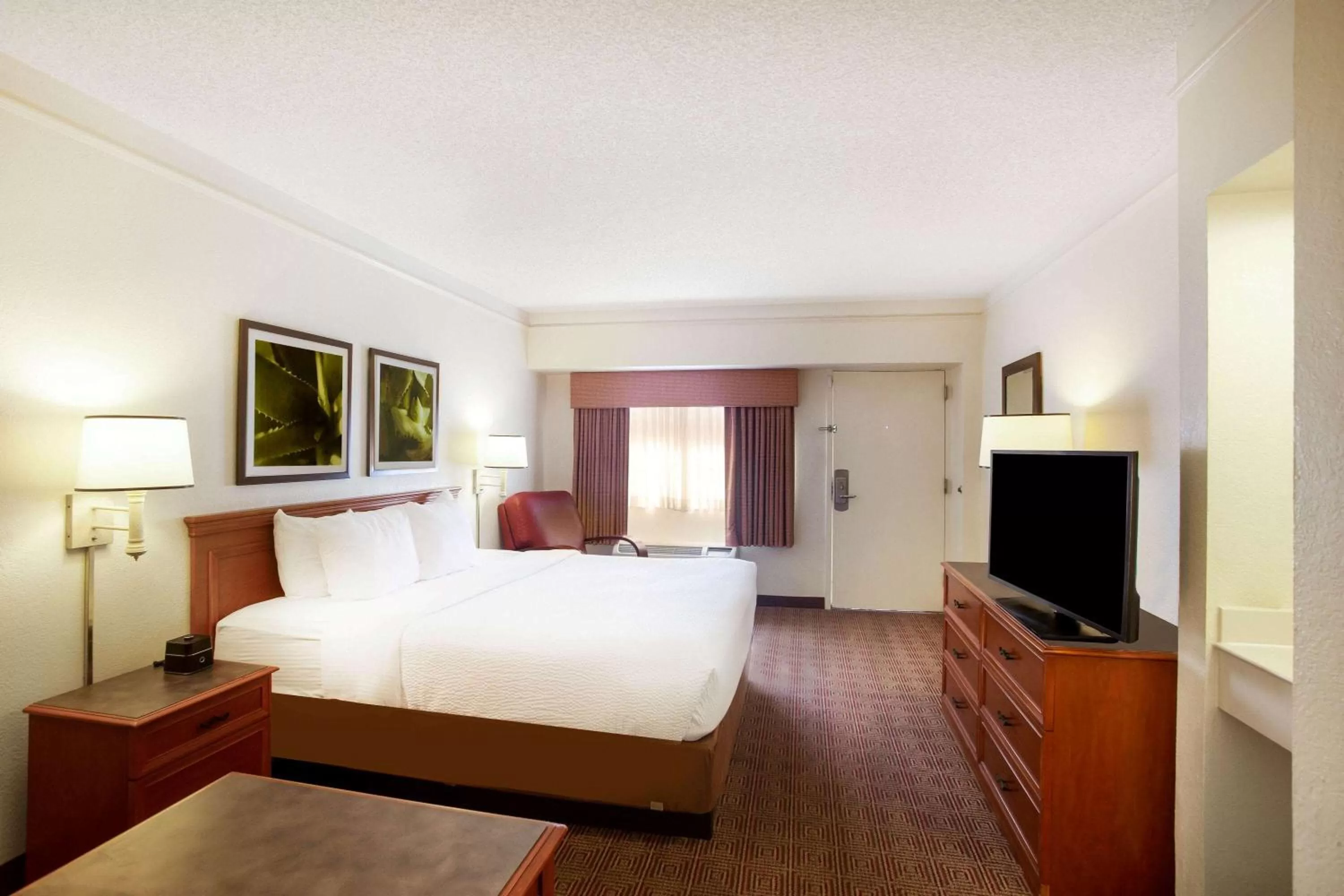 Photo of the whole room, Bed in La Quinta Inn by Wyndham Austin Capitol / Downtown