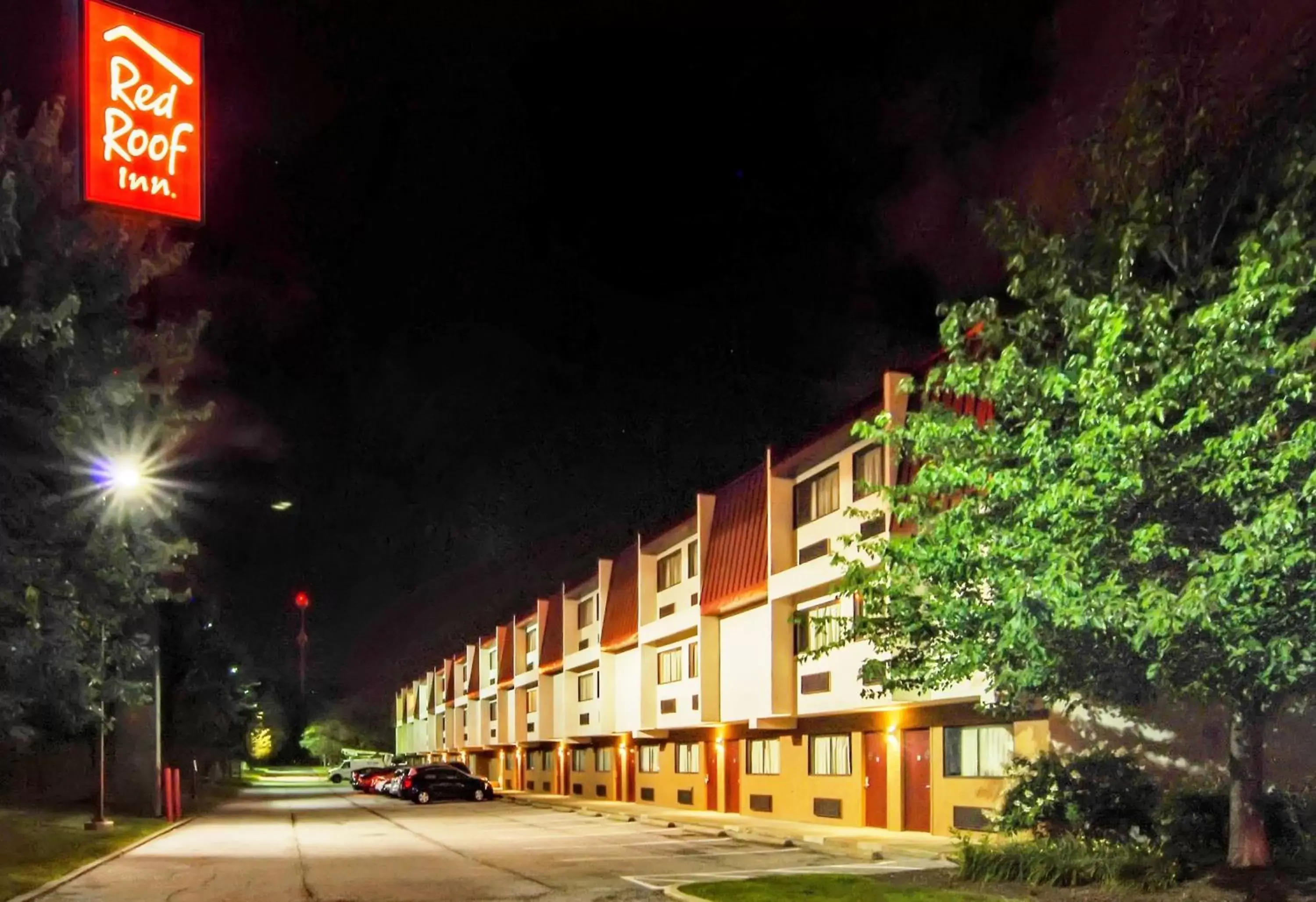 Property Building in Red Roof Inn Cleveland Airport - Middleburg Heights