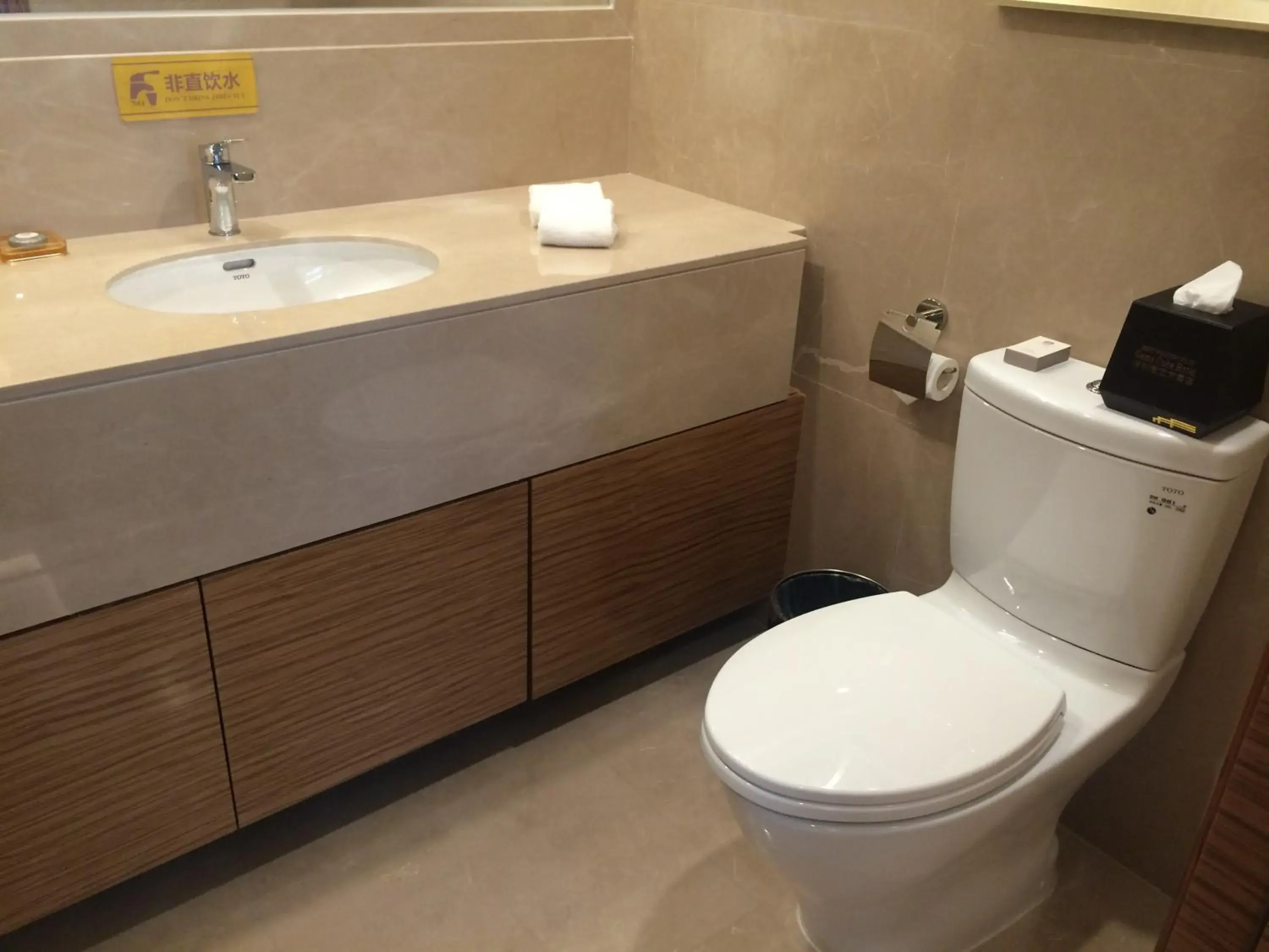 Bathroom in Shenzhen Baoan PLUS Gems Cube Hotel                                                             