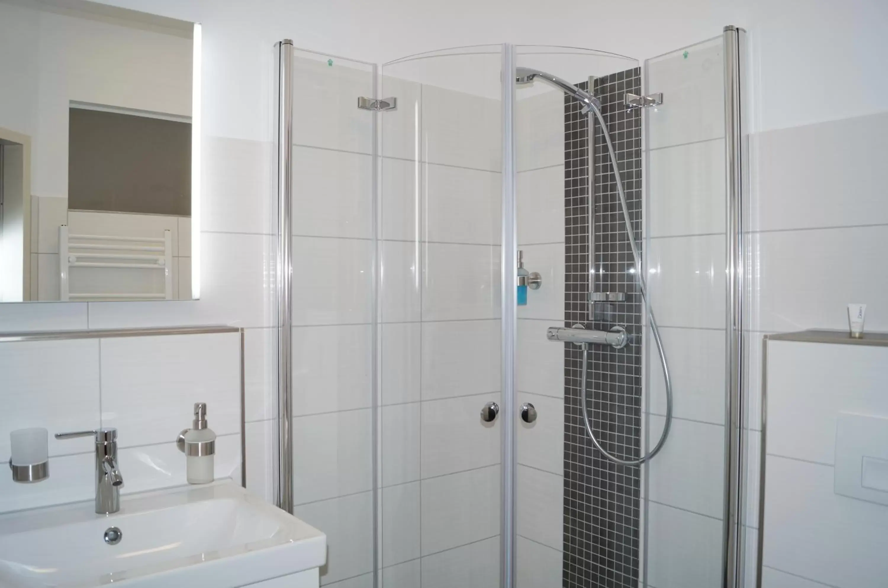 Shower, Bathroom in REGIOHOTEL Schanzenhaus Wernigerode