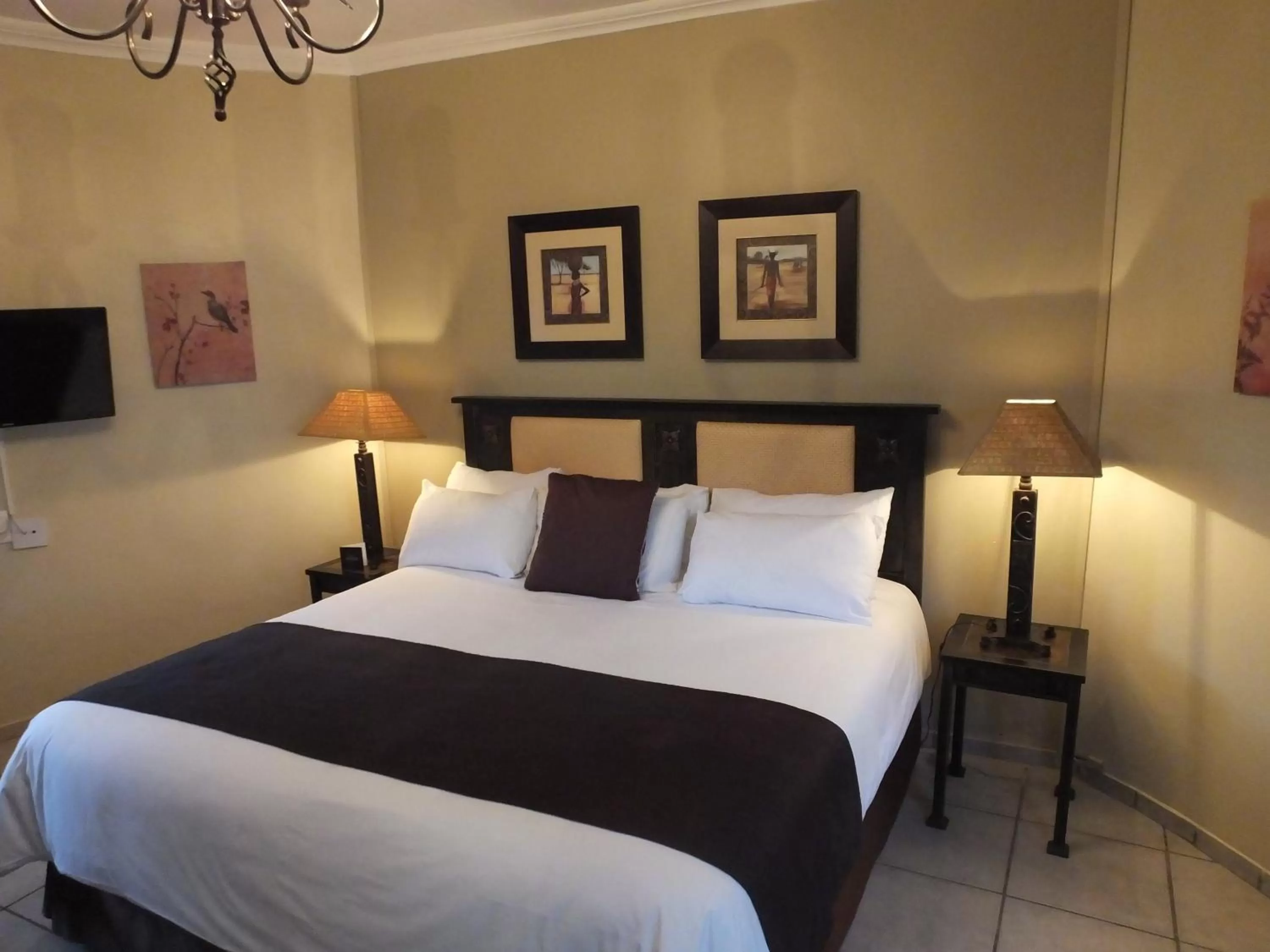 Bed in Premier Splendid Inn Bayshore