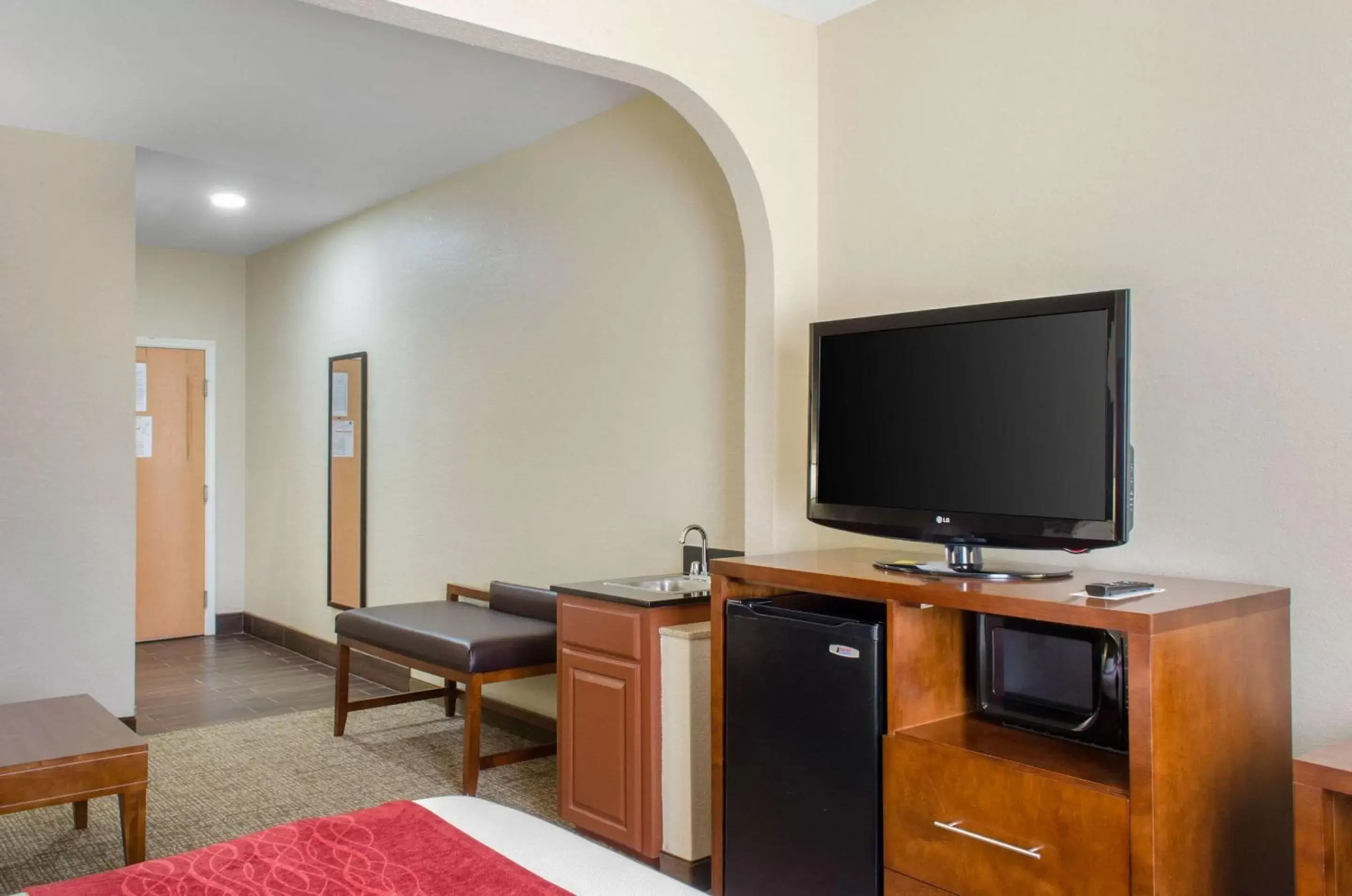 Bedroom, TV/Entertainment Center in Comfort Inn & Suites Covington - Mandeville