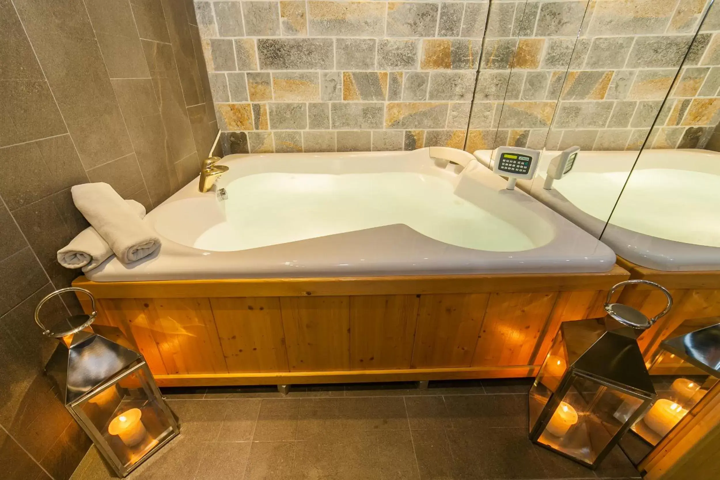 Hot Tub, Bathroom in Hotel Casa del Mare - Amfora