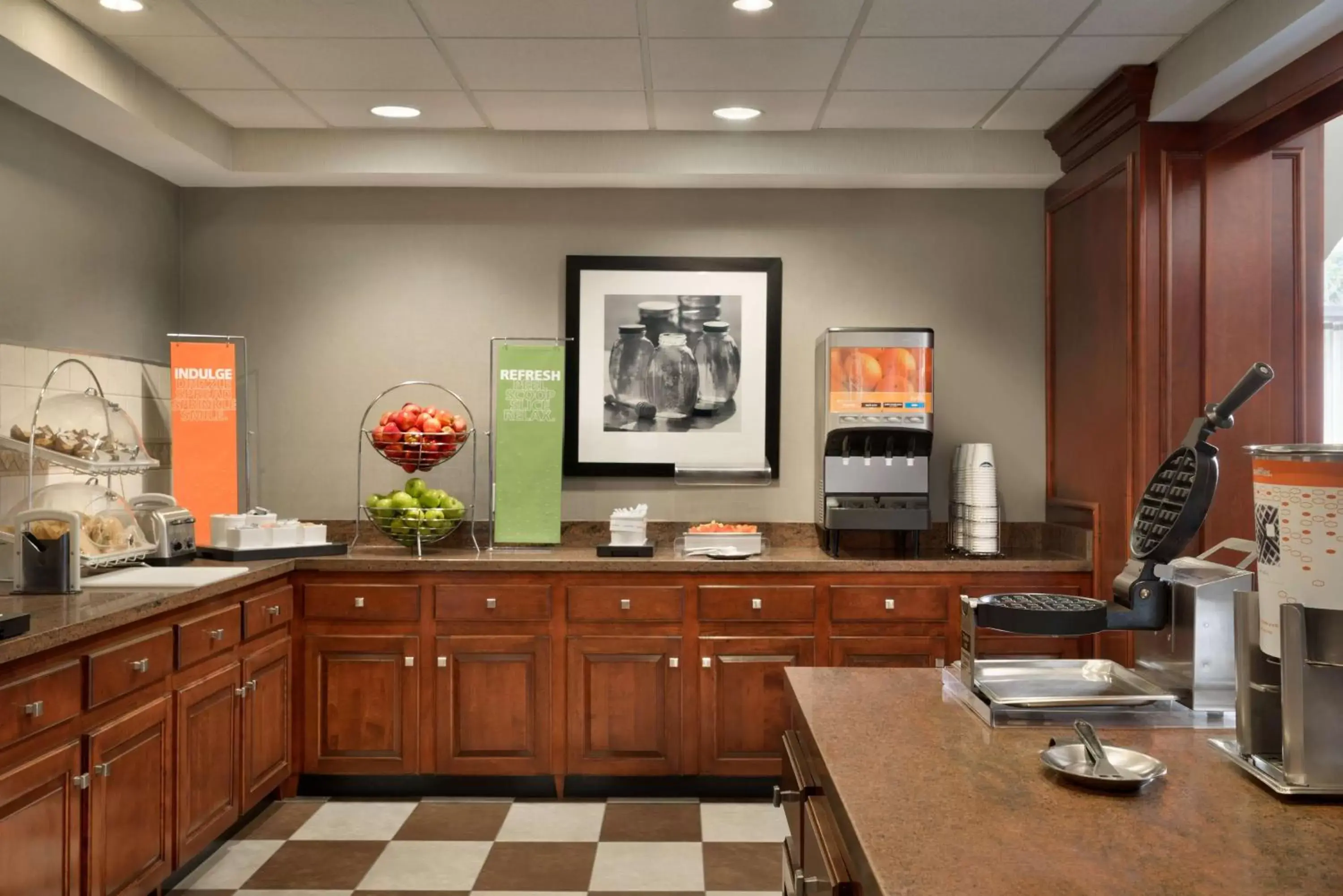 Breakfast, Kitchen/Kitchenette in Hampton Inn By Hilton And Suites Middletown, Ri